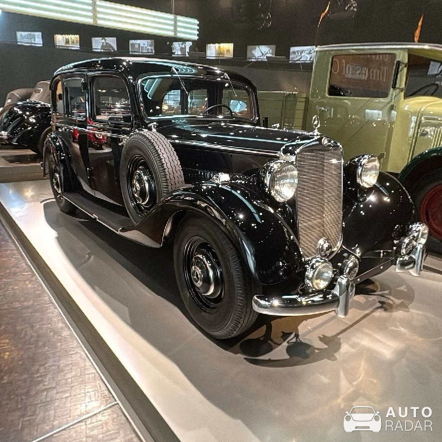 Mercedes-Benz 260 D Pullman-Limousine spotted in Stuttgart