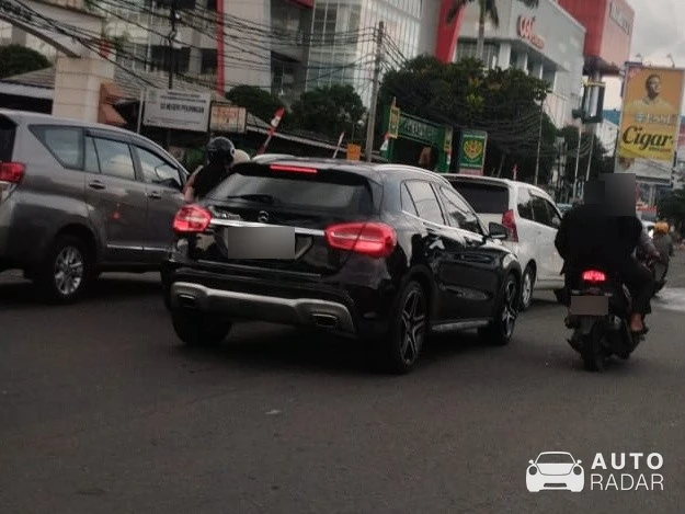 Mercedes-Benz GLA X156 spotted in Cirebon