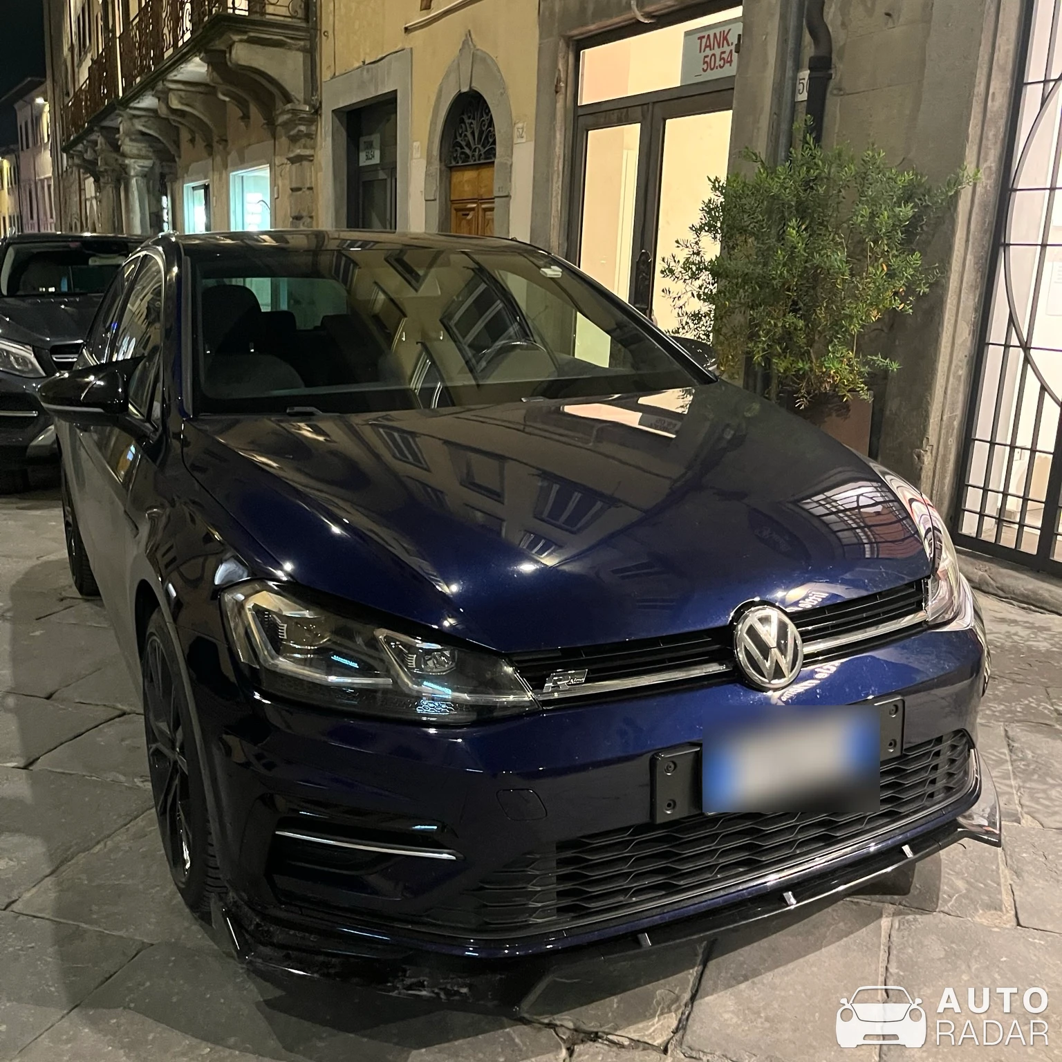 Volkswagen Golf MkVII R-Line spotted in Arezzo