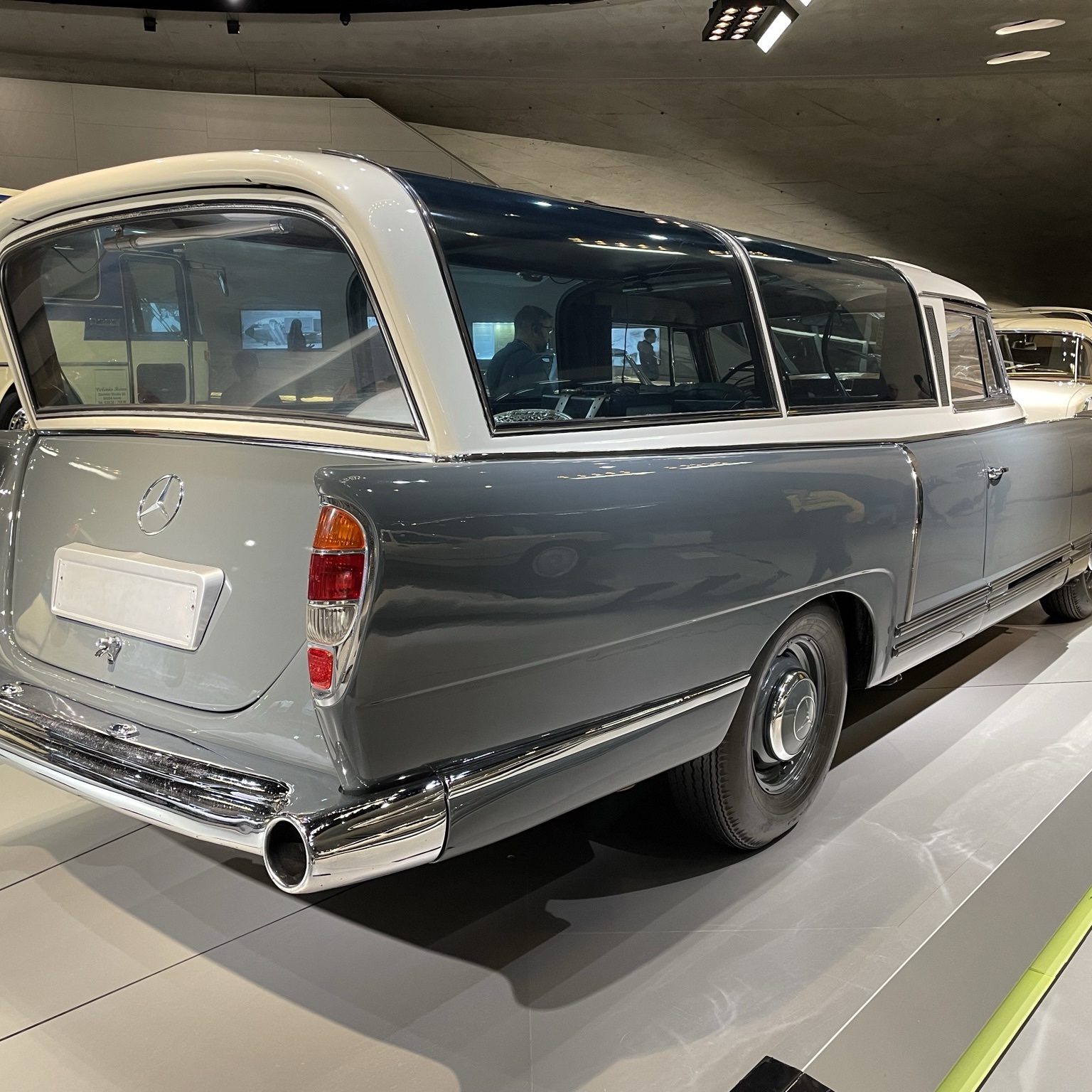 Mercedes-Benz 300d Messwagen