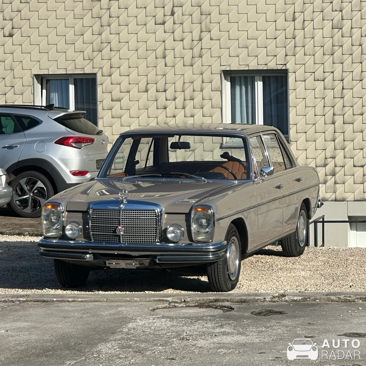Mercedes-Benz 250C W114 spotted in Oberweningen