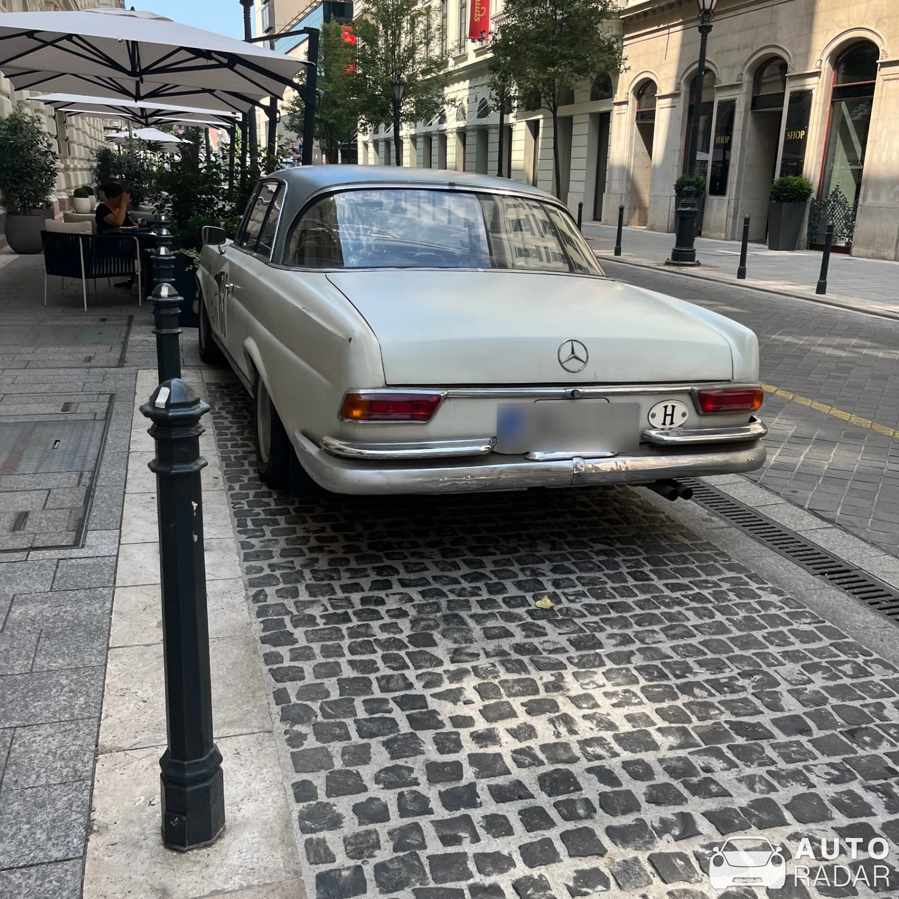 Mercedes-Benz 280 SE spotted in Budapest, Hungary