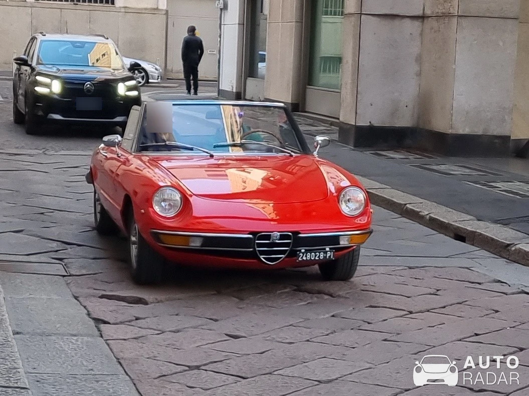 Alfa Romeo Spider Series 2 Duetto spotted in Milano