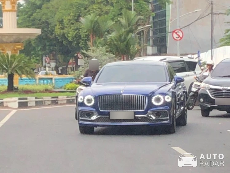 Bentley Flying Spur Hybrid spotted in Surabaya, Indonesia