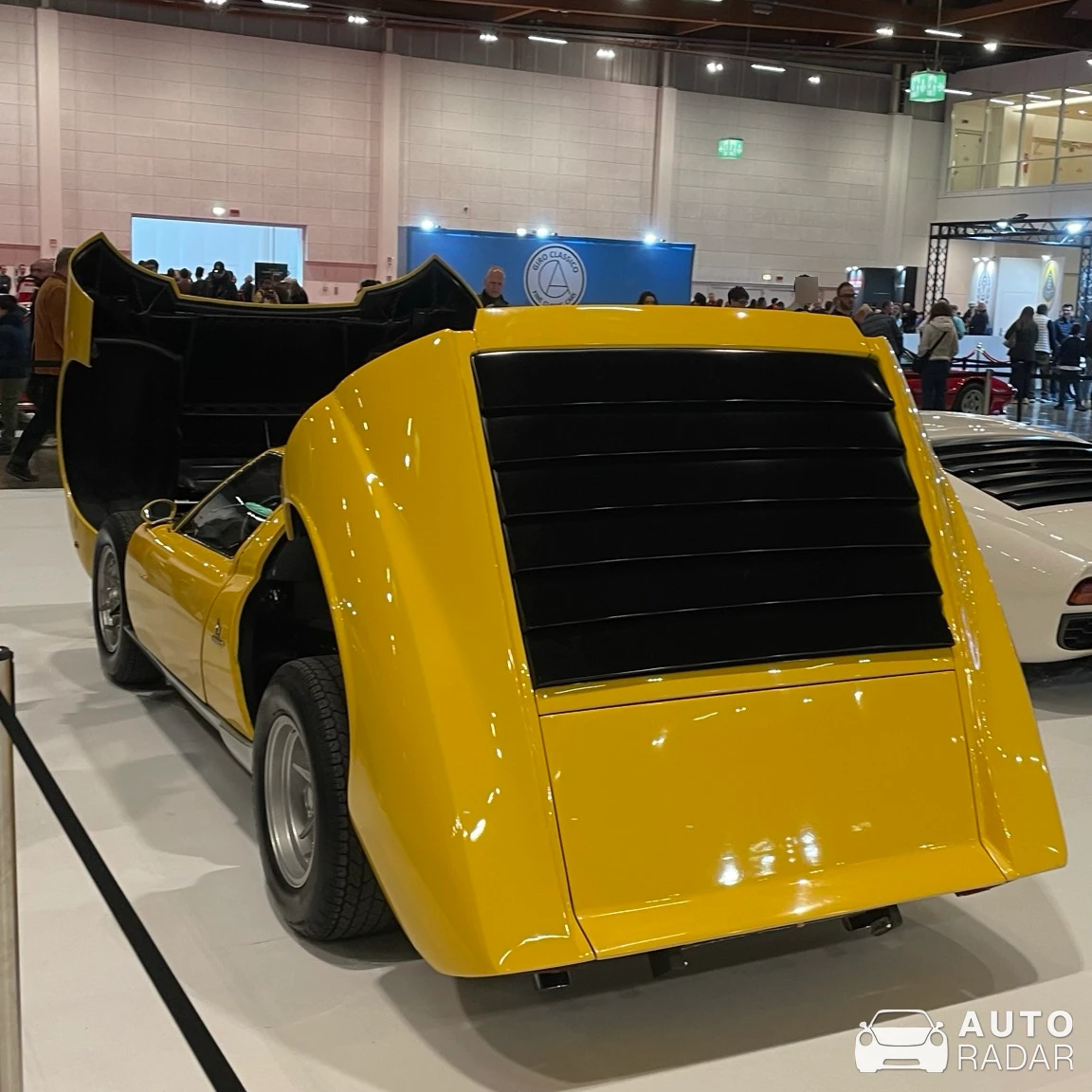 Lamborghini Miura P400 SV spotted in Vicenza