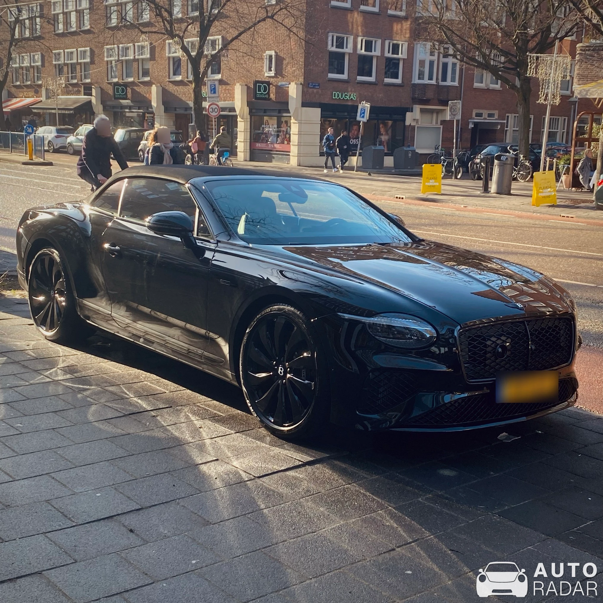 Bentley Continental GTC 2025 Black Edition spotted in Amsterdam