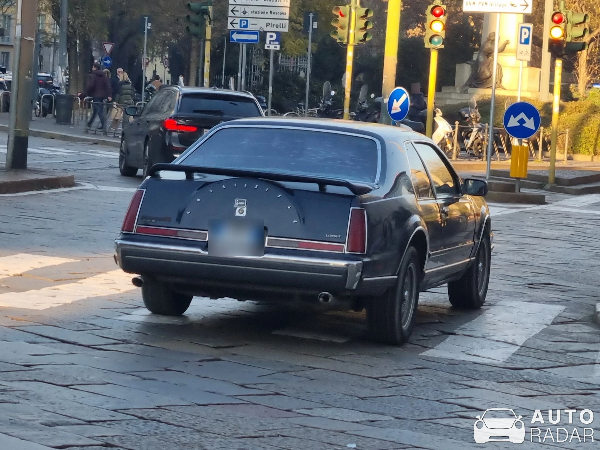 Lincoln Mark VII spotted in Milano