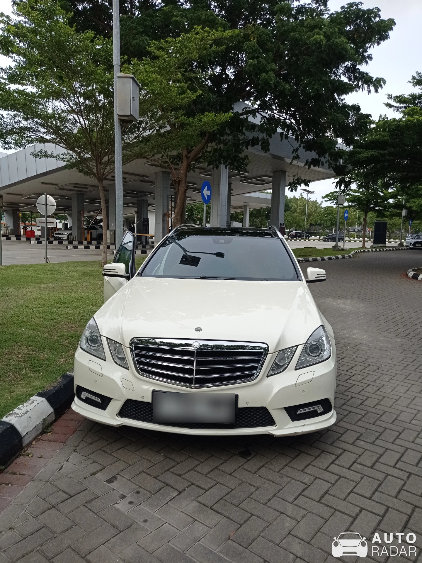 Mercedes-Benz E-Klasse Estate S212 2013 spotted in Kota Tangerang, Indonesia