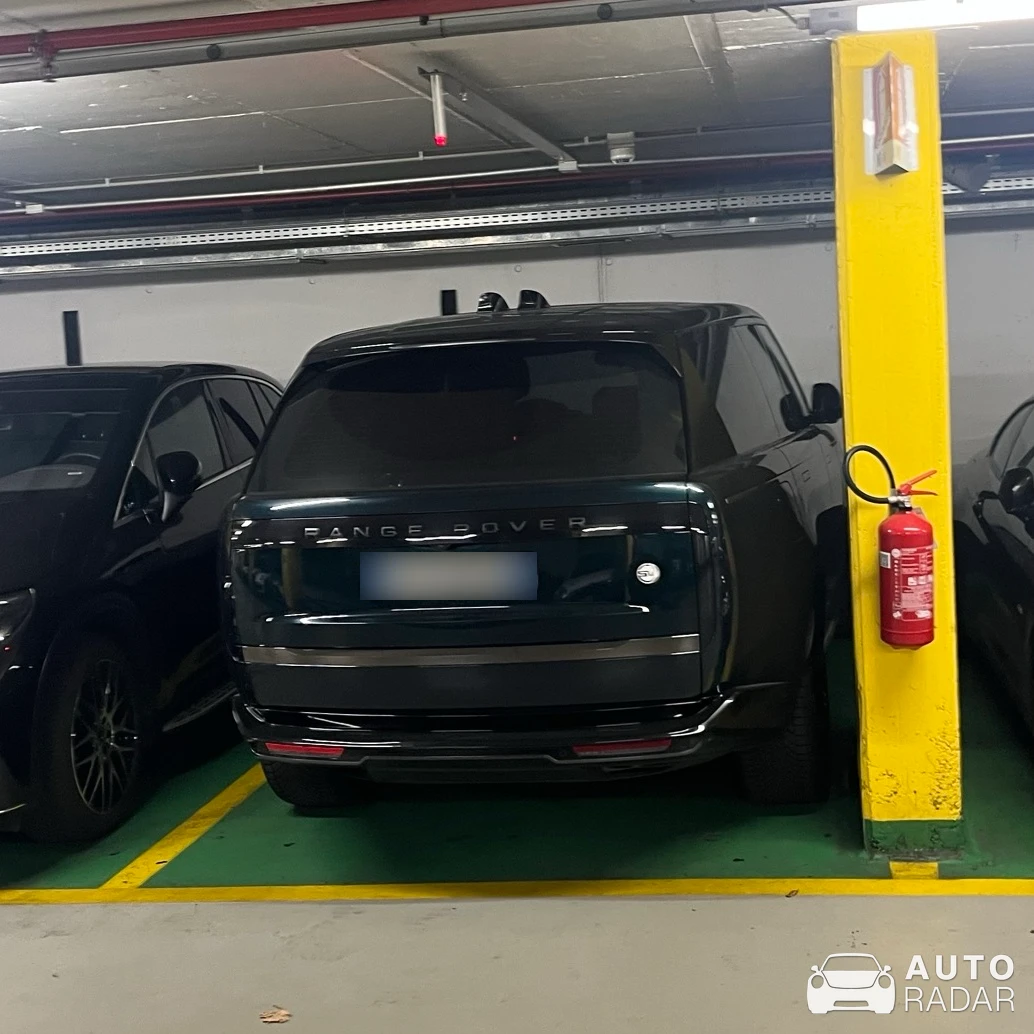 Land Rover Range Rover SV Coupé spotted in Milano