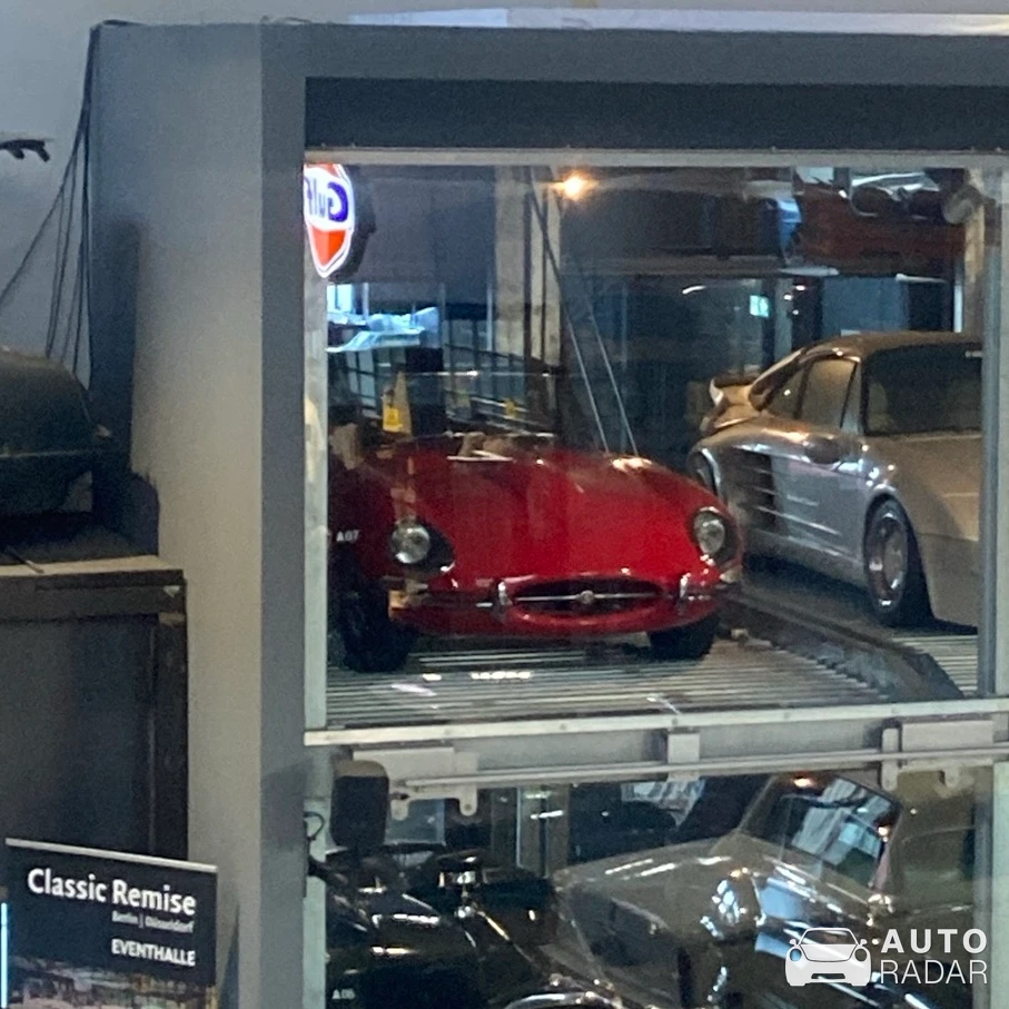 Jaguar E-Type Roadster spotted in Düsseldorf, Deutschland