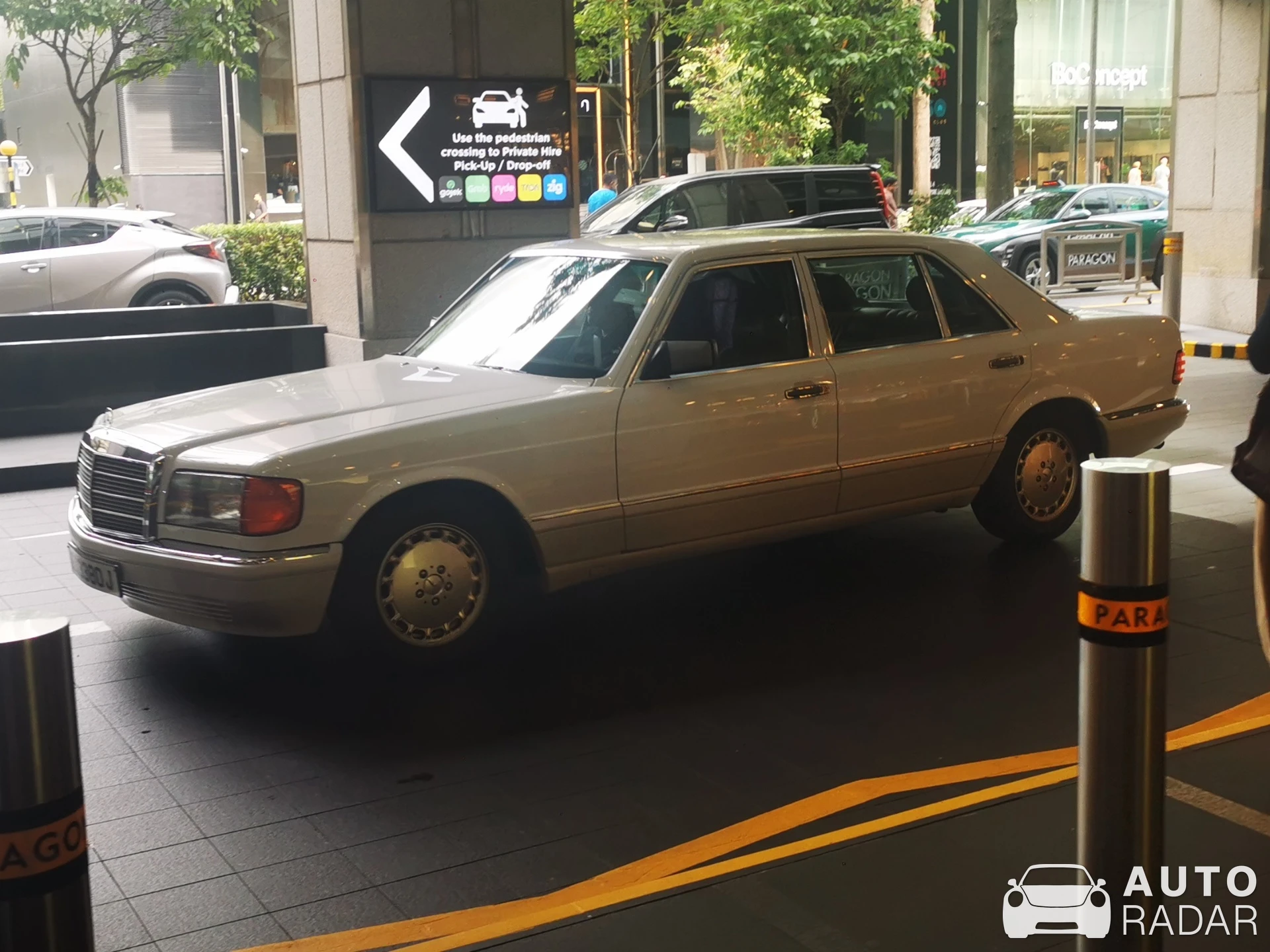Mercedes-Benz 300SE W126 spotted in Singapore
