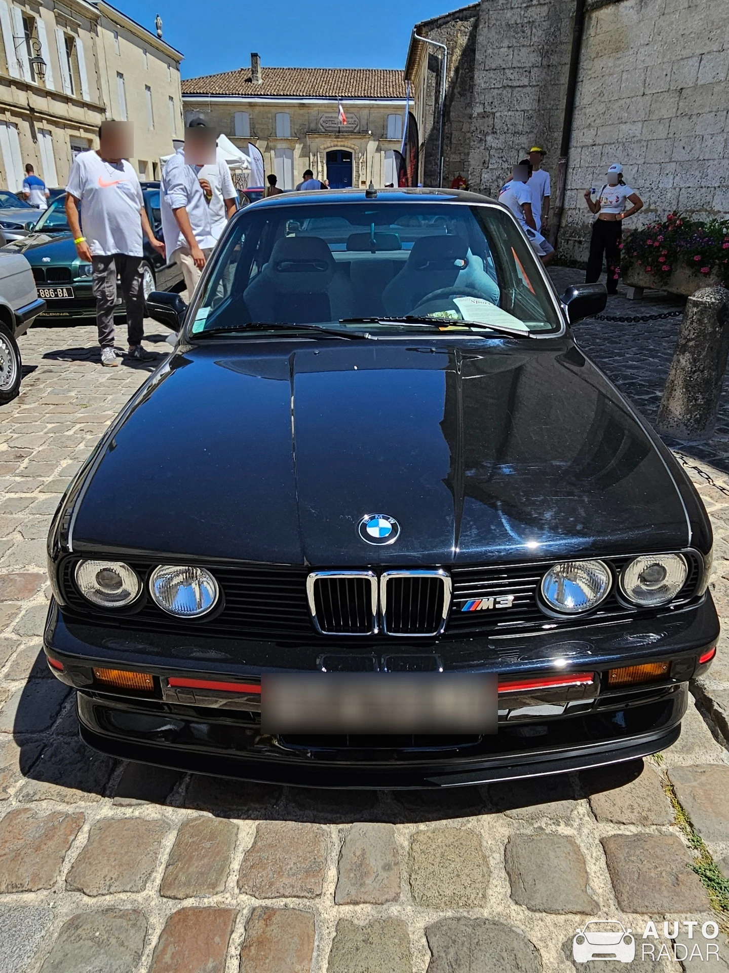 BMW M3 E30 spotted in Saint-Émilion