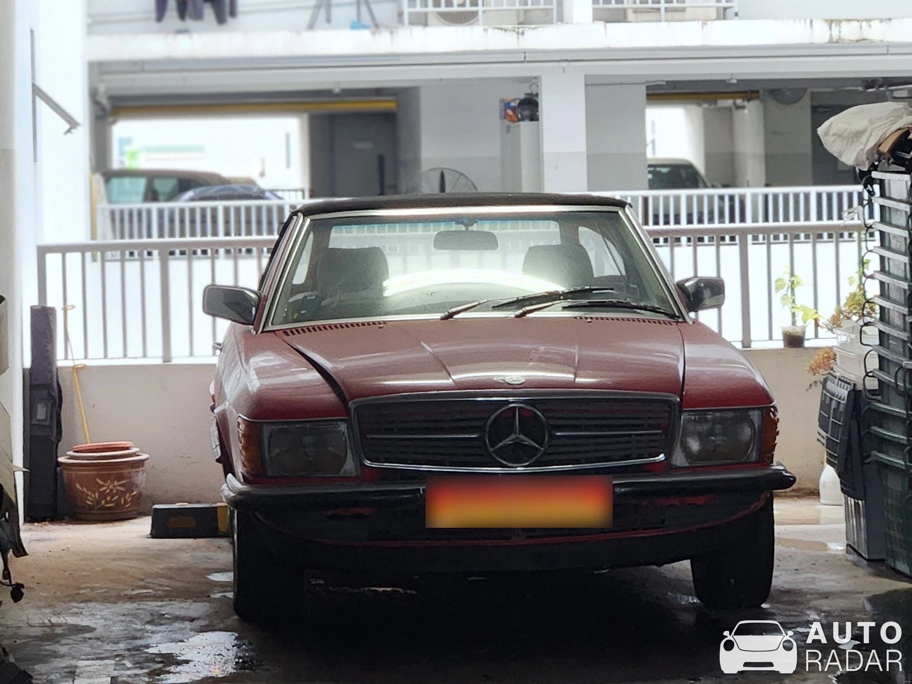 Mercedes-Benz 280SL spotted in Singapore