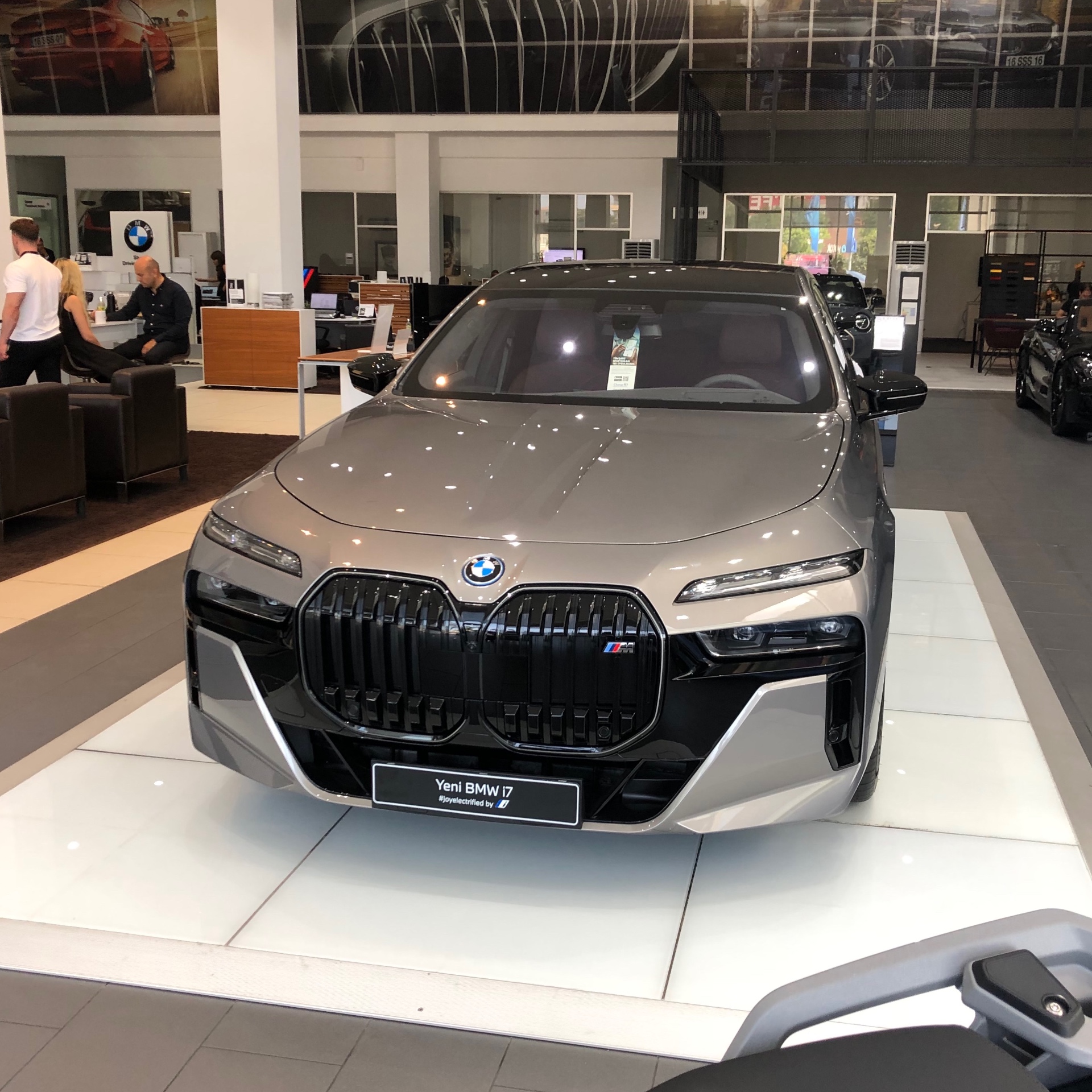BMW i7 M70 G70