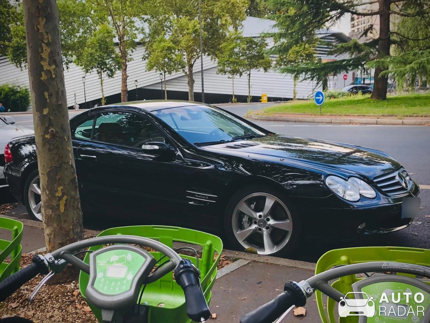 Mercedes-Benz SL-Klasse spotted in Boulogne-Billancourt, France