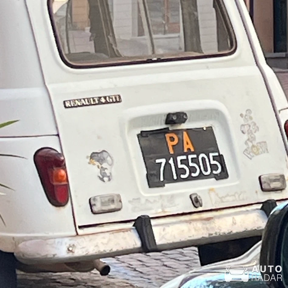 Renault 4 GTL spotted in Cefalù