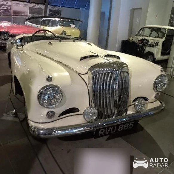 Daimler Conquest spotted in Athina