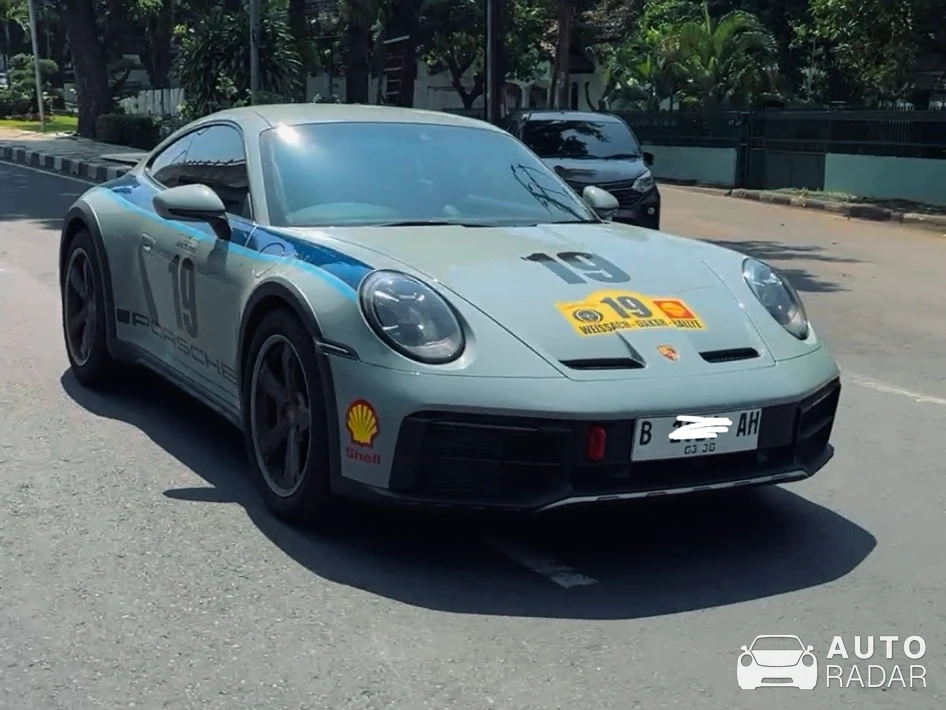 Porsche 992 Dakar spotted in Semarang