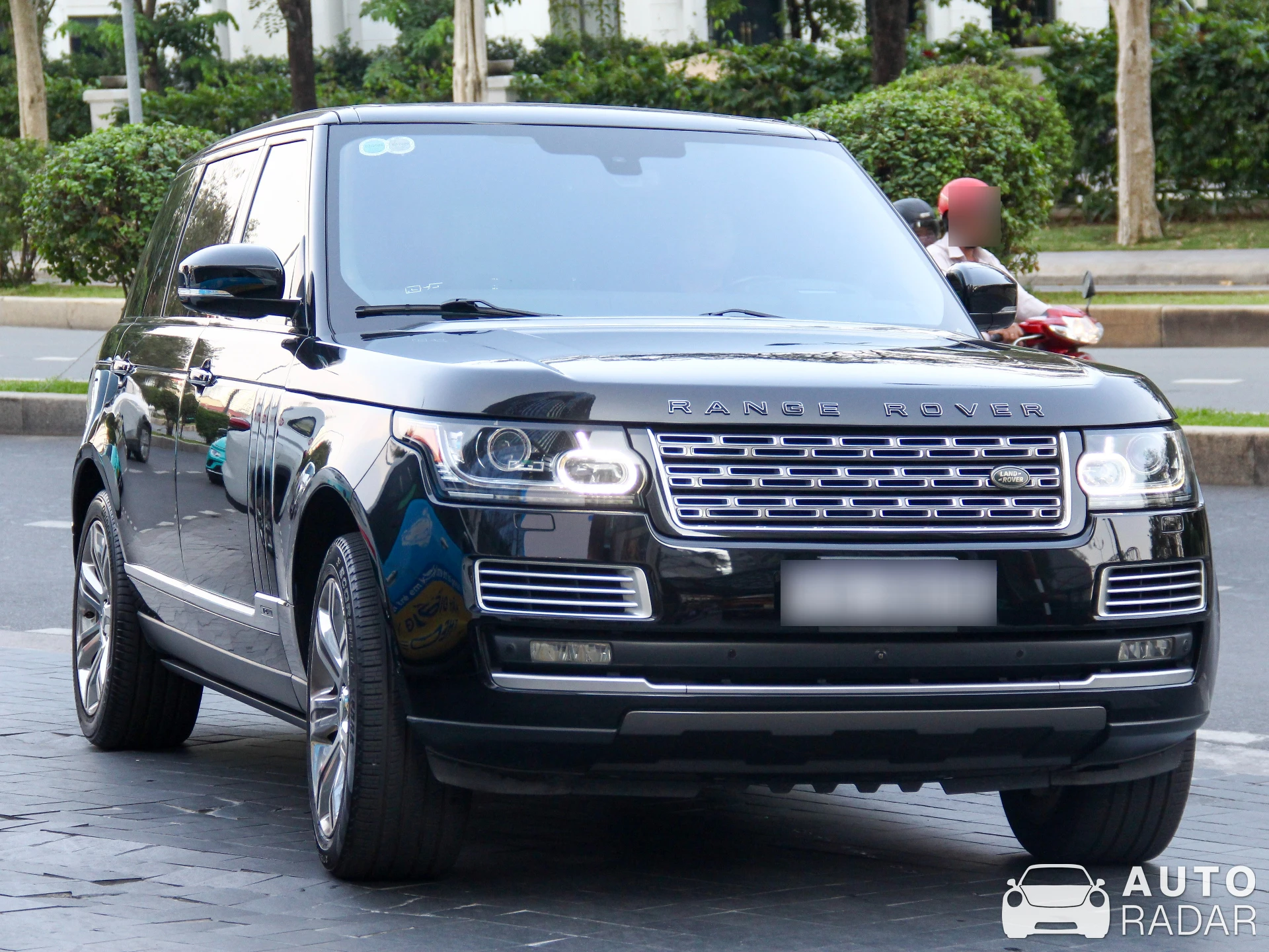 Land Rover Range Rover LWB Autobiography 2024 spotted in Ho Chi Minh City, Vietnam