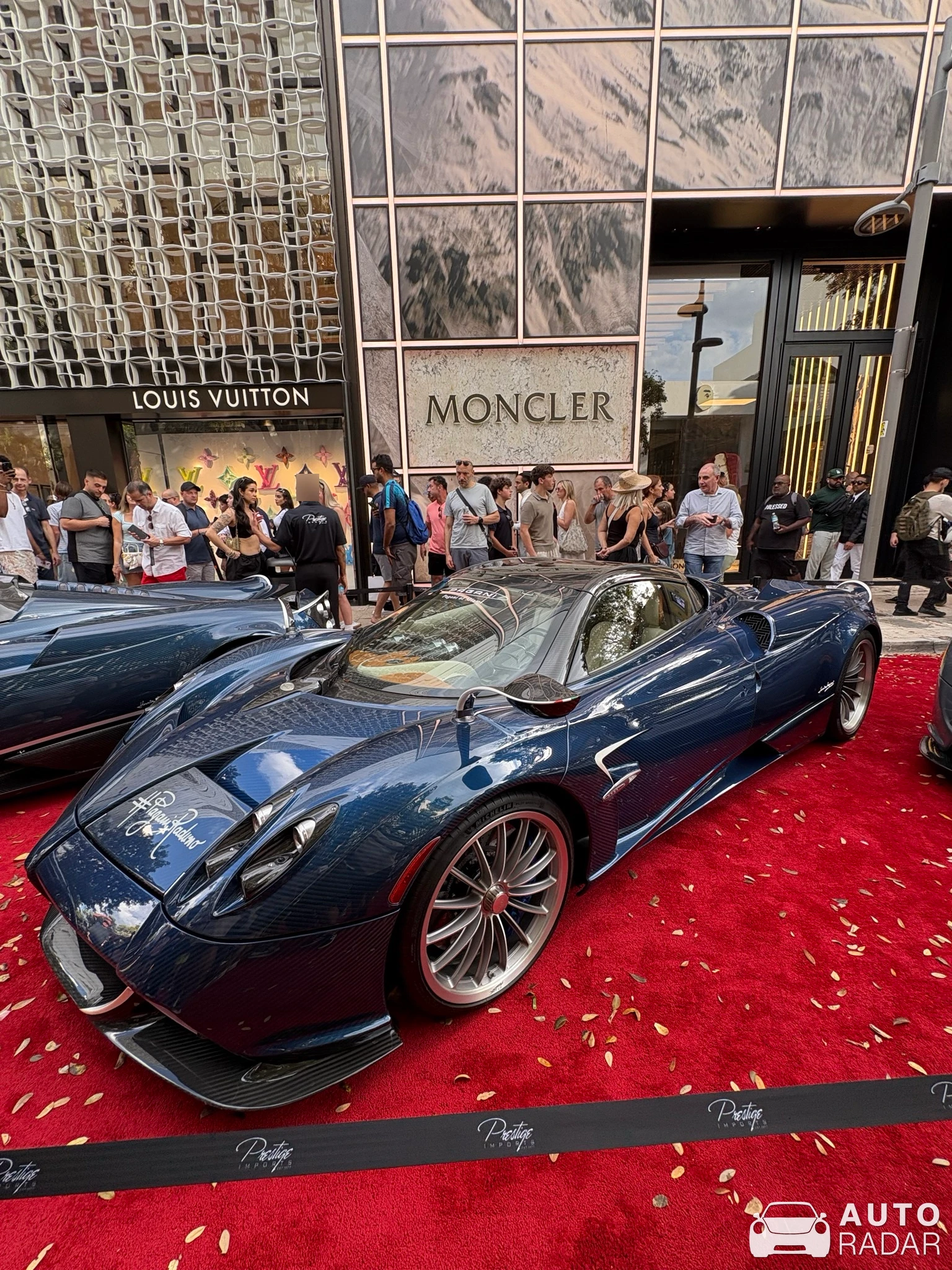 Pagani Huayra Roadster spotted in Miami, Estados Unidos