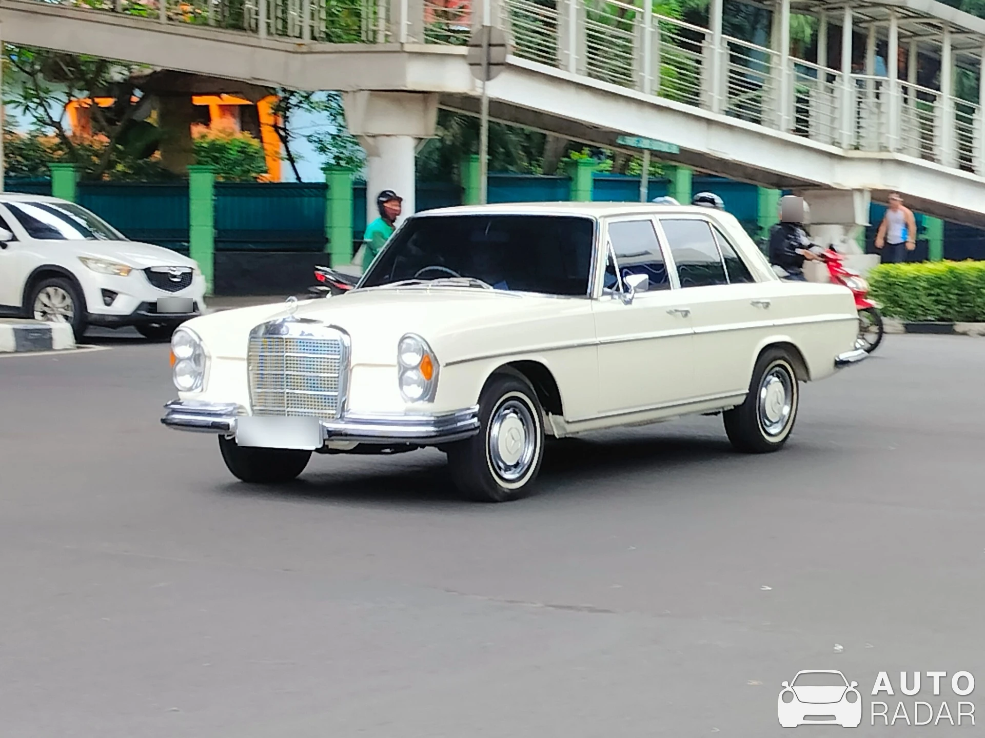 Mercedes-Benz 280 SE spotted in Kota Jakarta Selatan, Indonesia