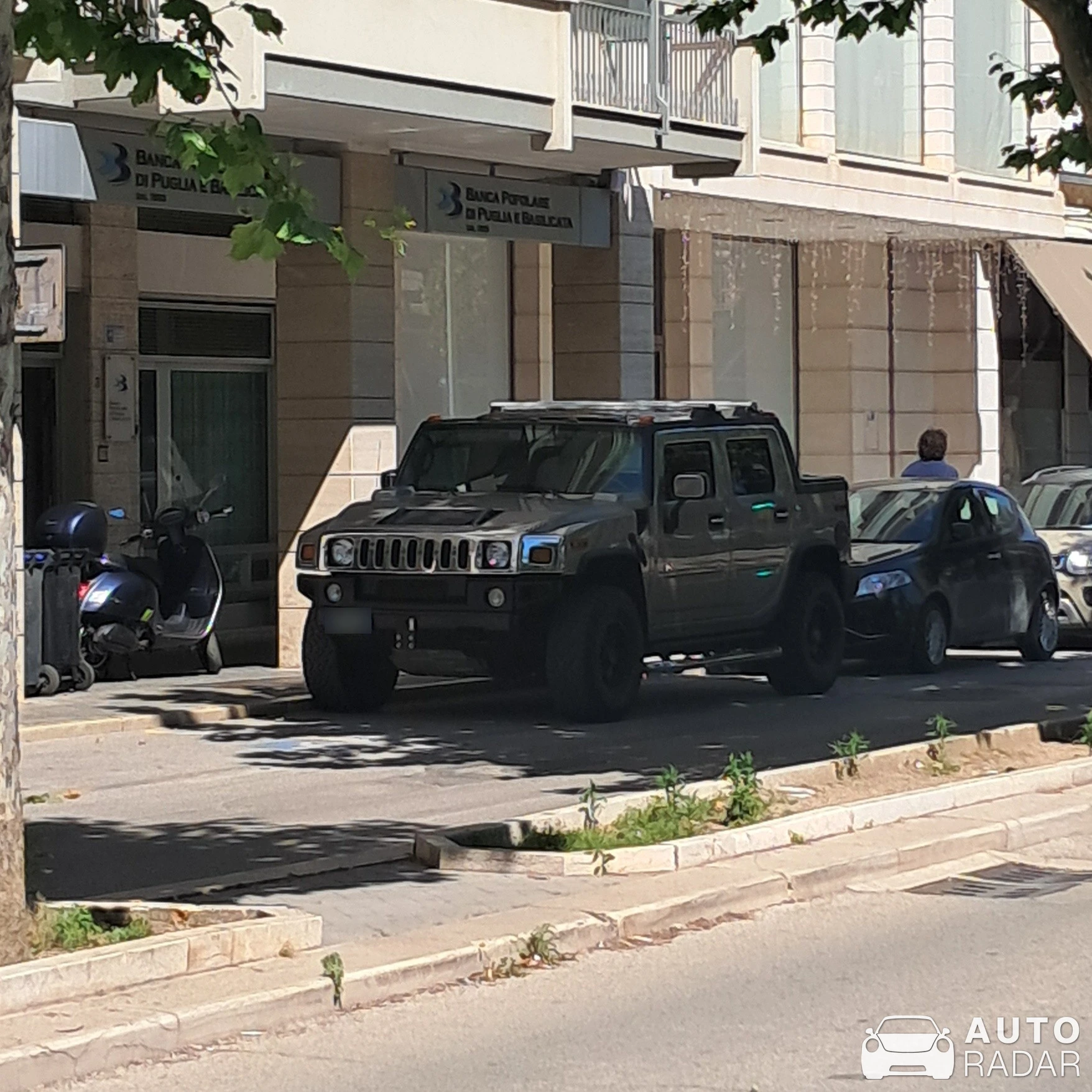Hummer H2 spotted in Trani
