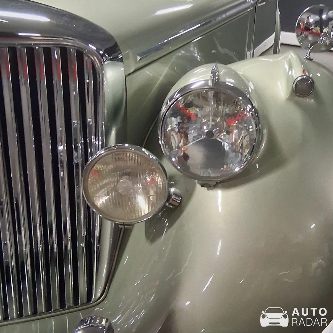 Jaguar Mark V spotted in Budapest