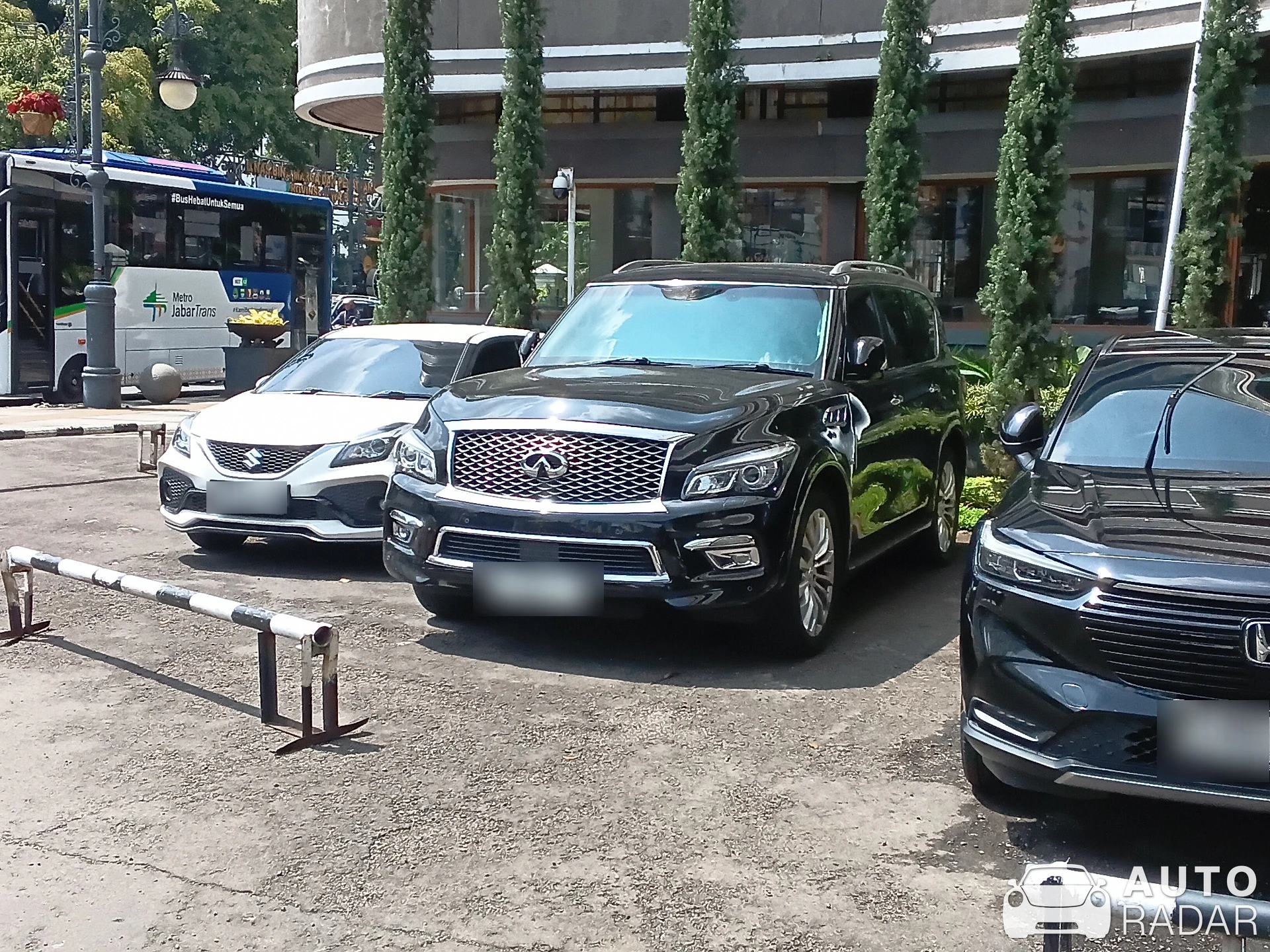 Infiniti QX56 spotted