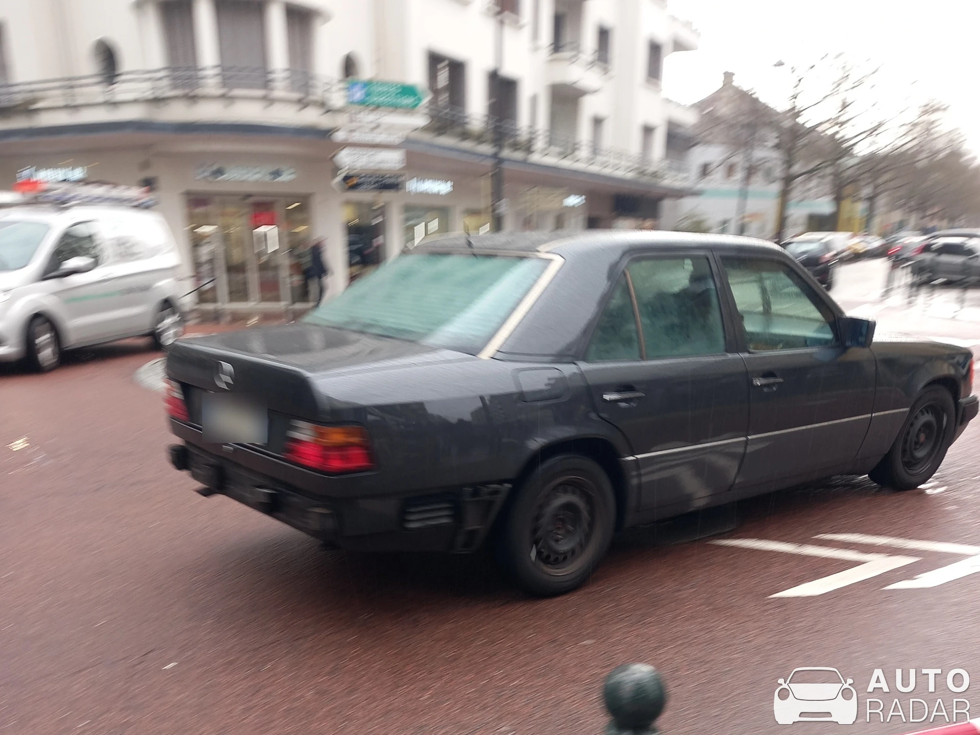 Mercedes-Benz E-Klasse W124 spotted in Annecy, France
