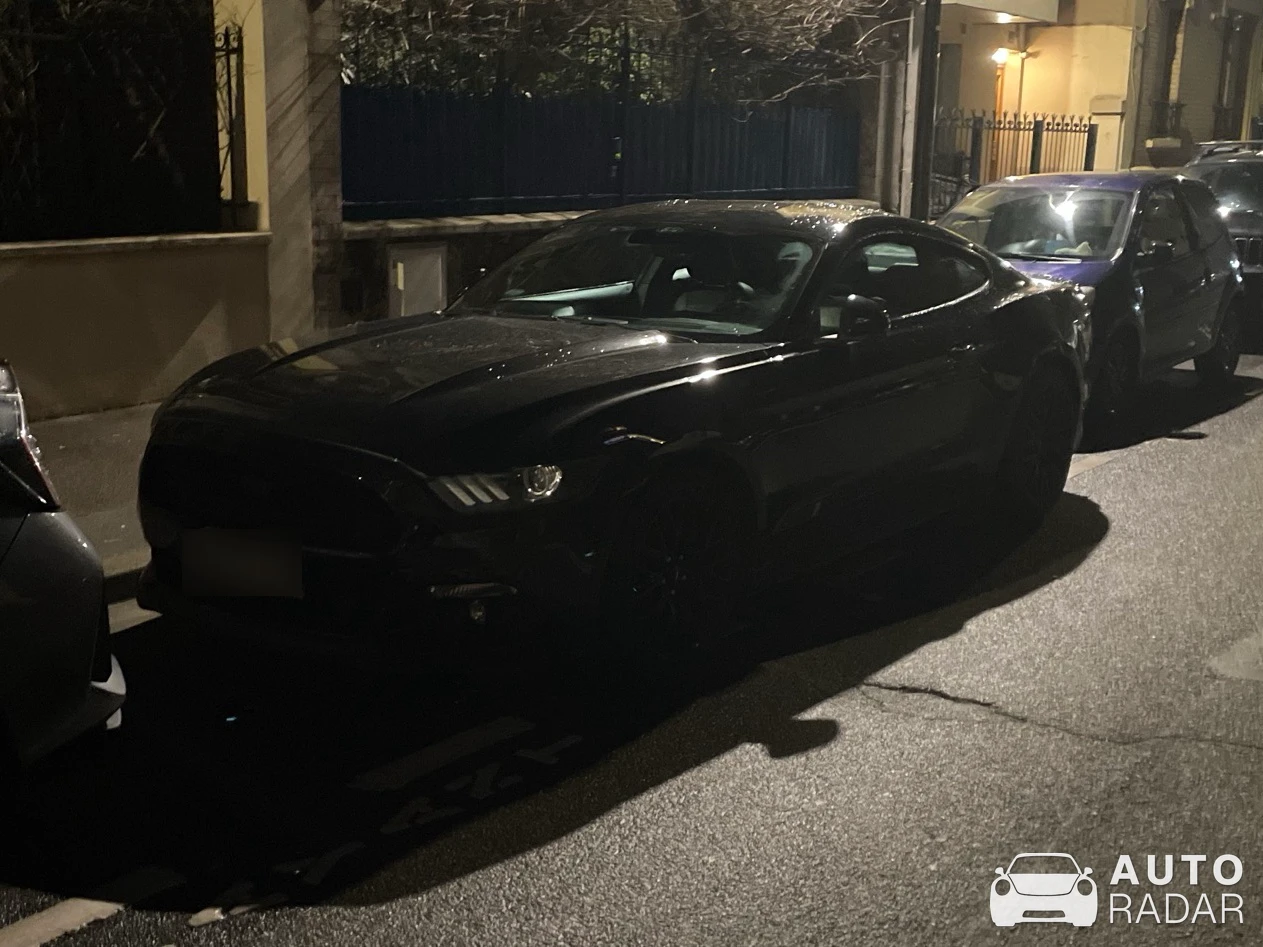 Ford Mustang GT spotted in Boulogne-Billancourt, France