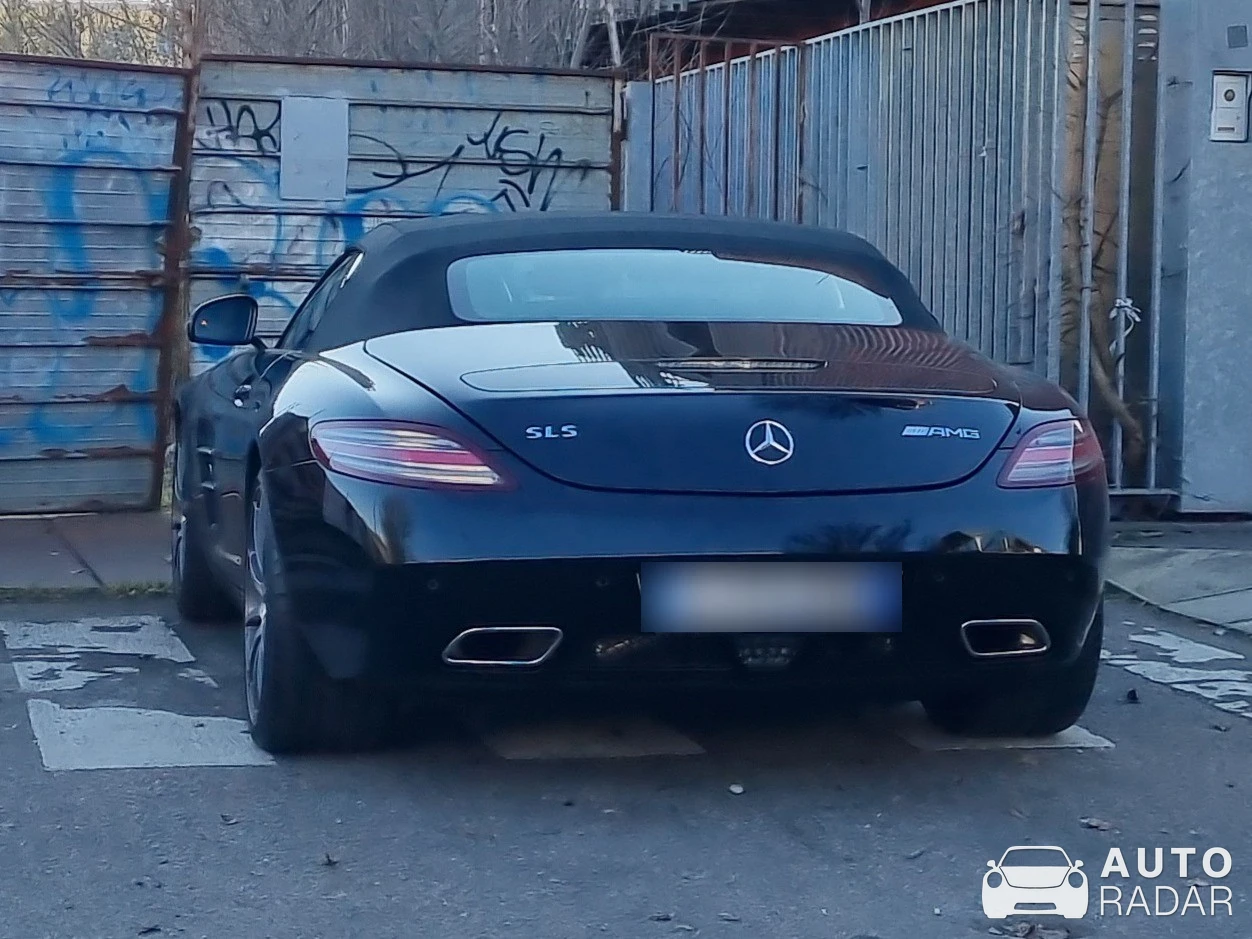Mercedes-Benz SLS AMG Roadster spotted in Milano, Italia