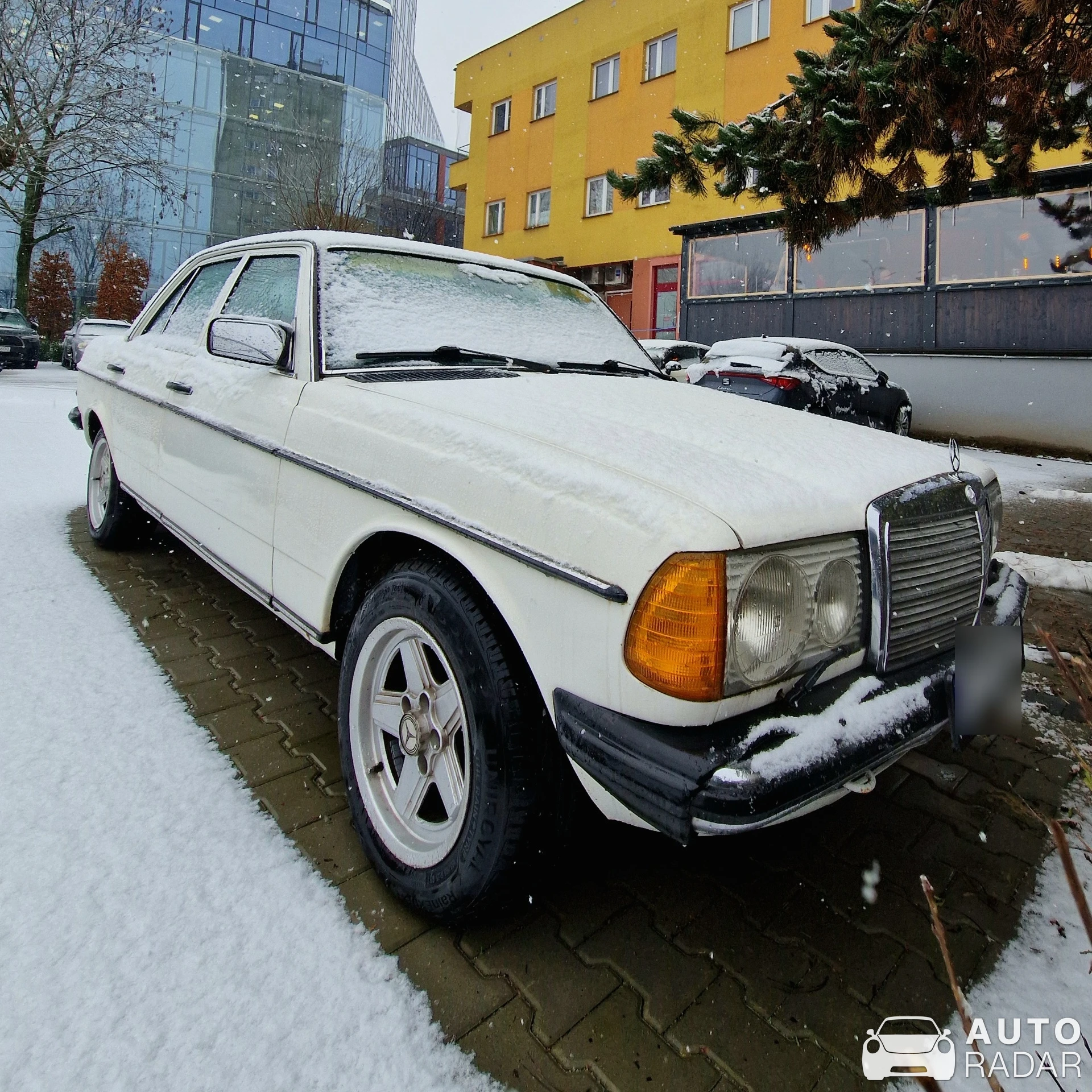 Mercedes-Benz 300E W123 spotted in Kraków, Poland