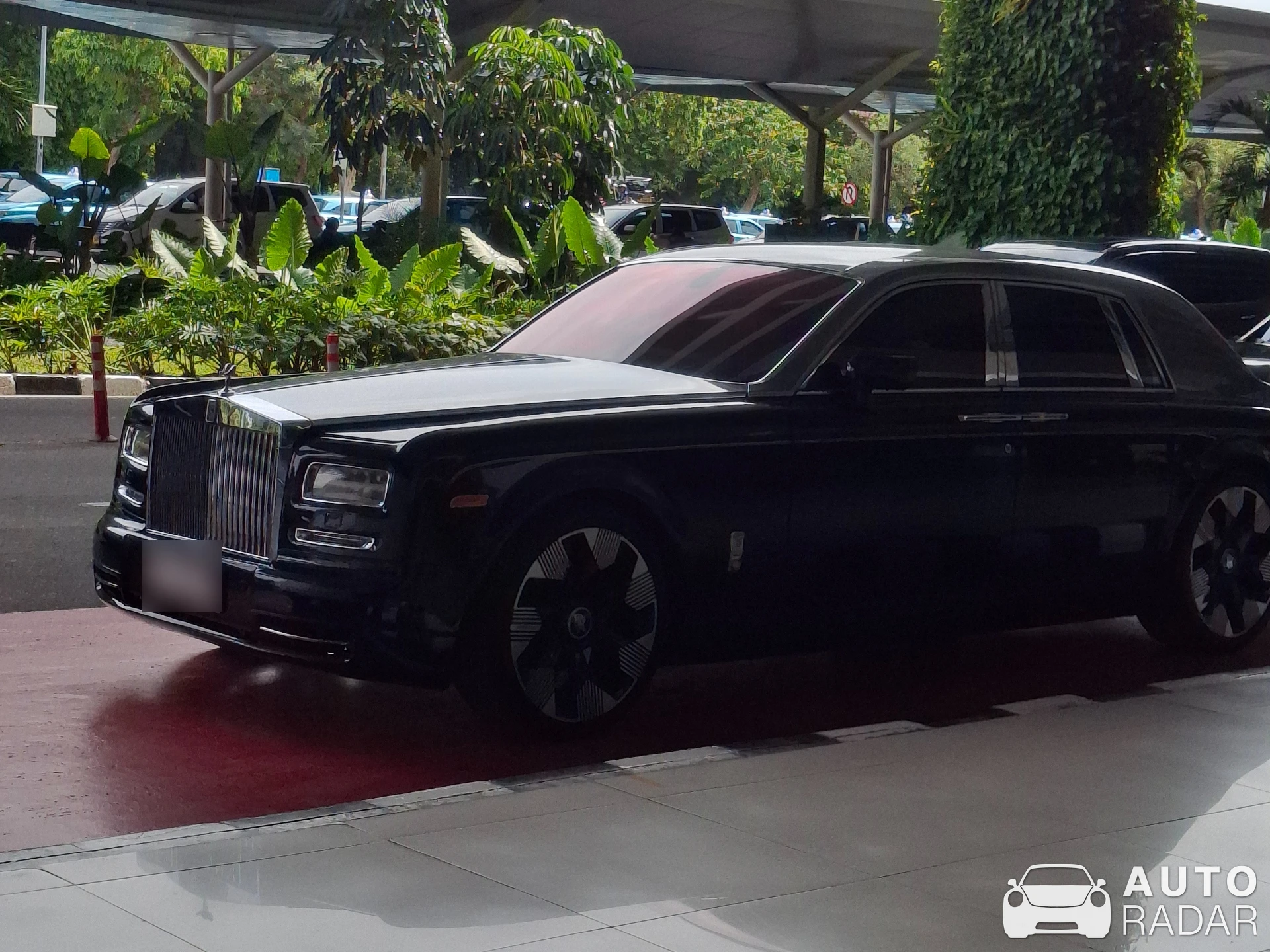 Rolls-Royce Phantom VIII Series II spotted in Tangerang, Indonesia