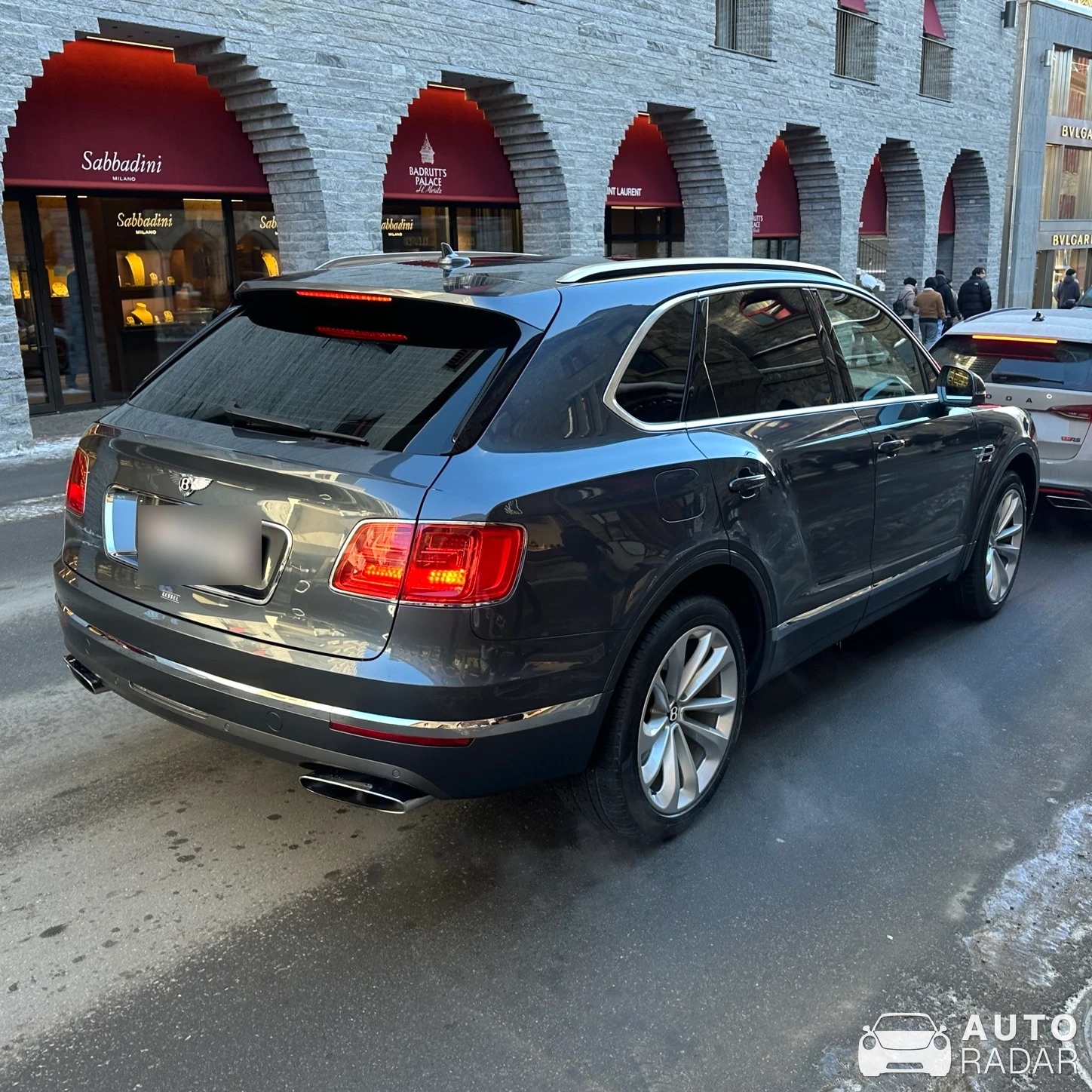 Bentley Bentayga V8 spotted in Sankt Moritz, Schweiz