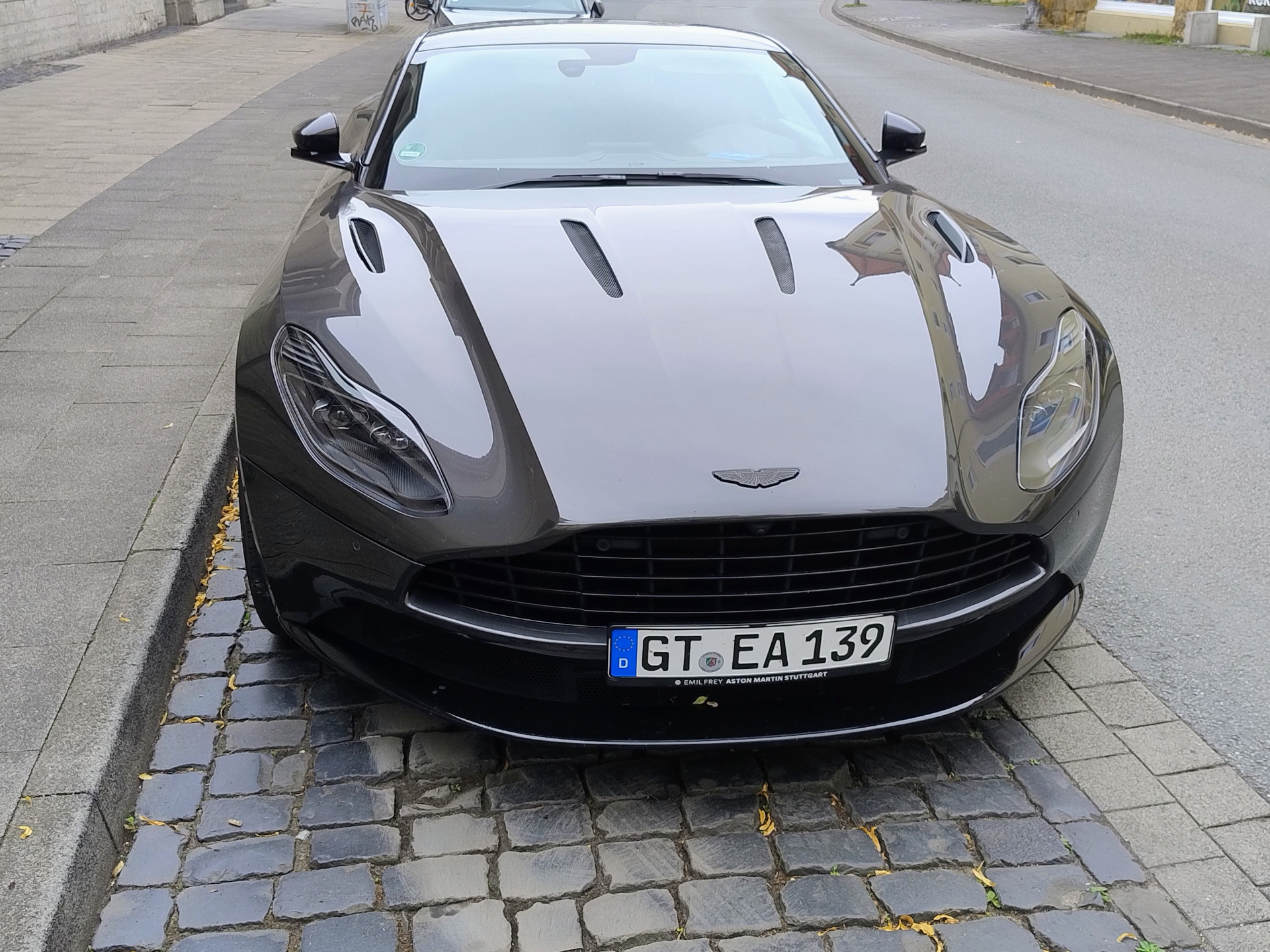Aston Martin DB11 V8