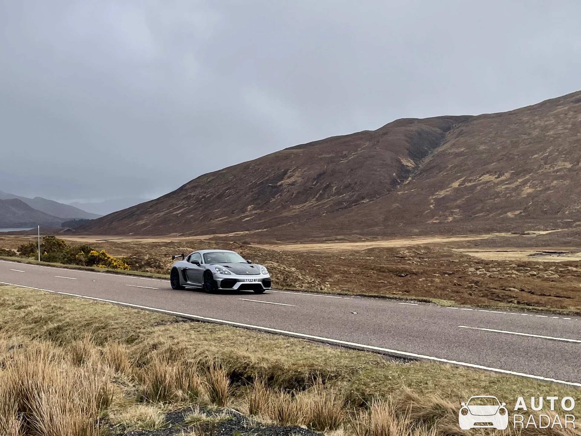 Porsche 718 Cayman GT4 RS spotted in Glen Moriston, Royaume-Uni