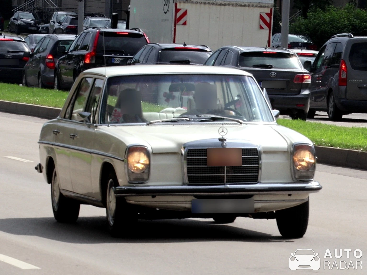Mercedes-Benz 230E W114 spotted in Kaunas