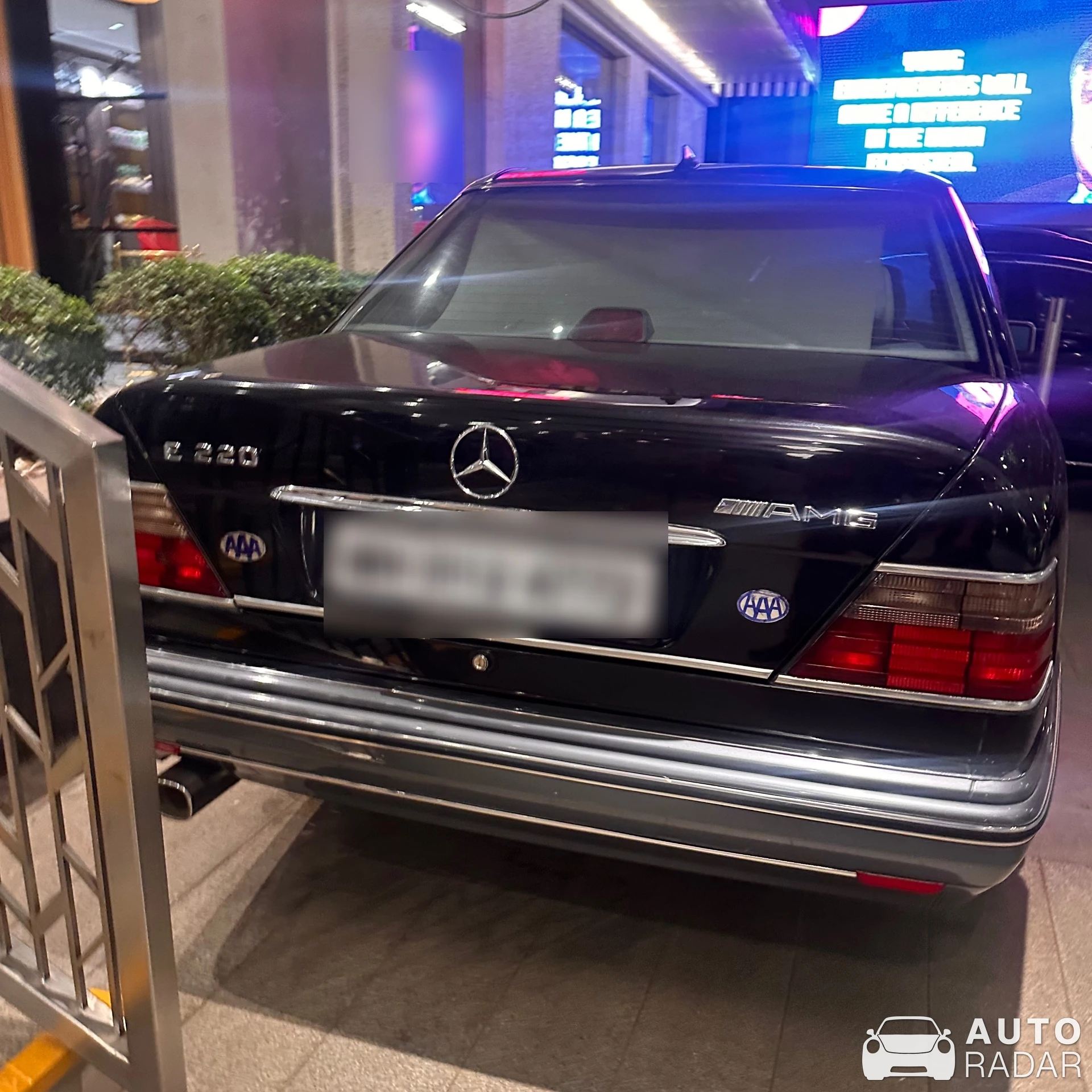 Mercedes-Benz E-Klasse W124 spotted in Mumbai, India