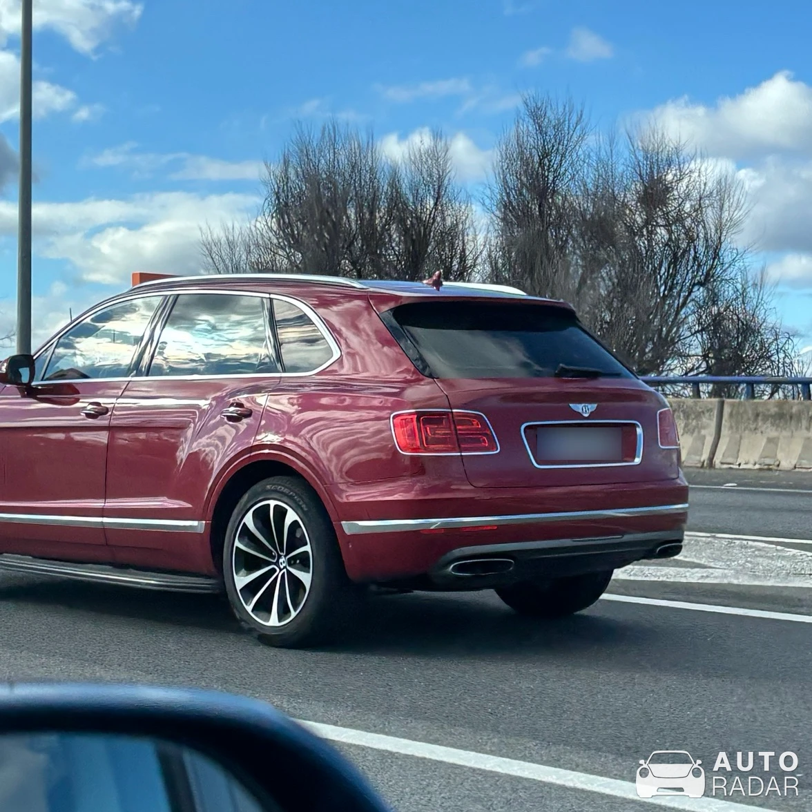Bentley Bentayga V8 spotted in Madrid, España