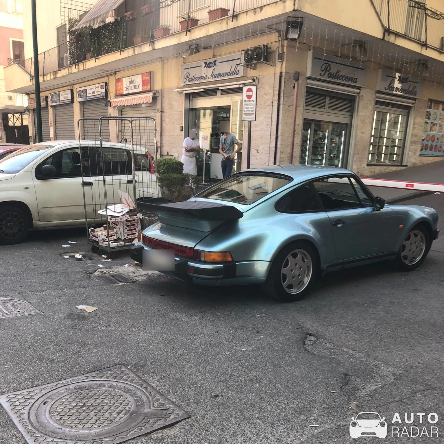 Porsche 930 Turbo spotted in Napoli, Italy