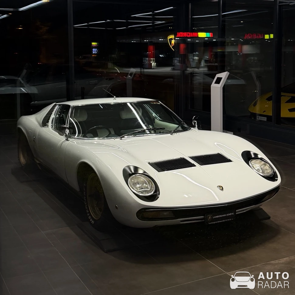 Lamborghini Miura P400 SV spotted in Plan-les-Ouates