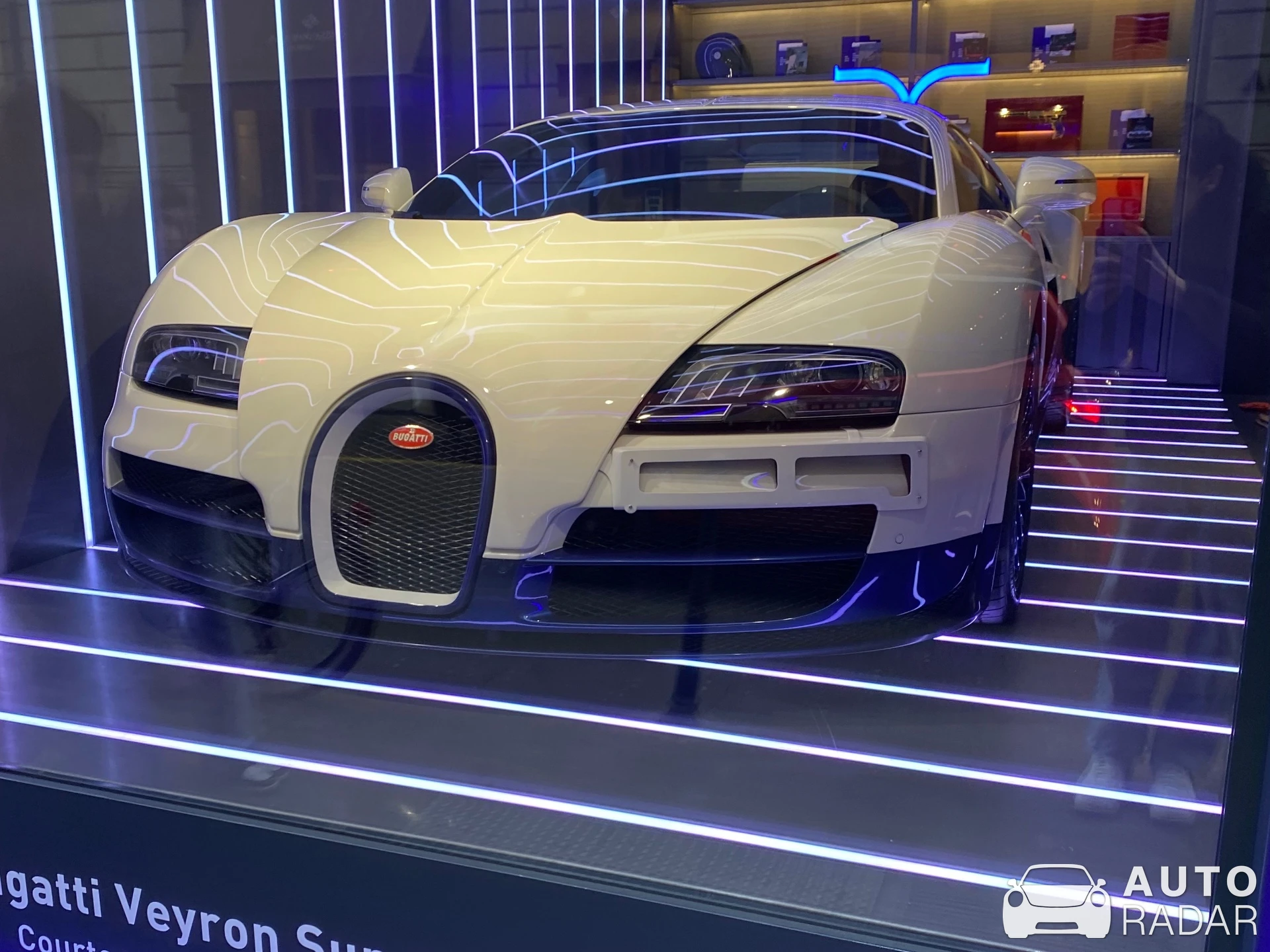 Bugatti Veyron 16.4 Super Sport spotted in Milano, Italia