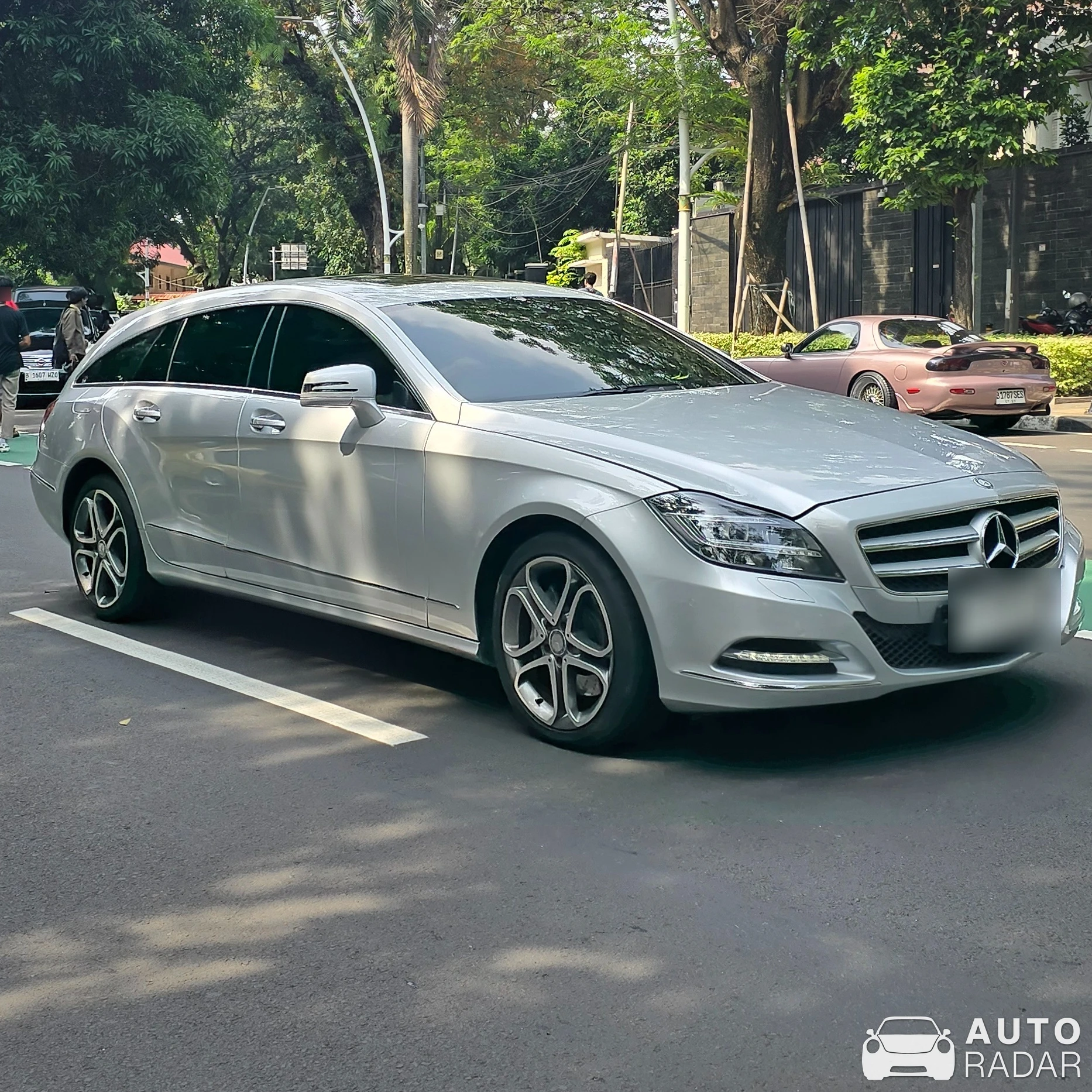 Mercedes-Benz CLS X218 Shooting Brake spotted in Jakarta