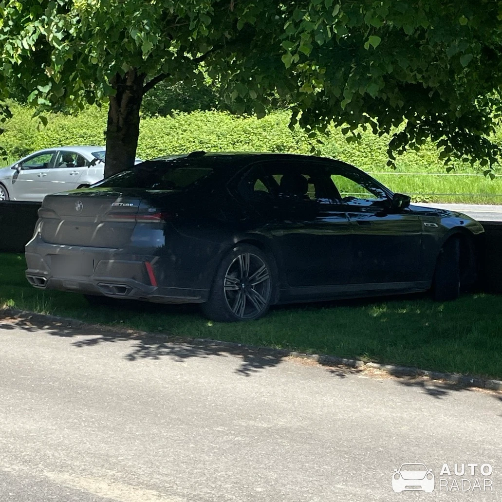 BMW M760e xDrive spotted in Navigation Road