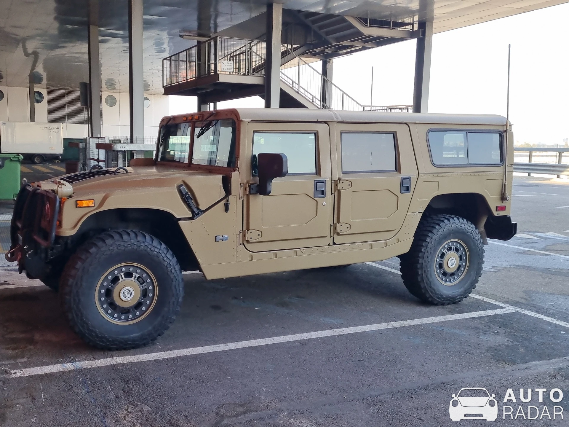 Hummer H1 spotted in Rho, Italia