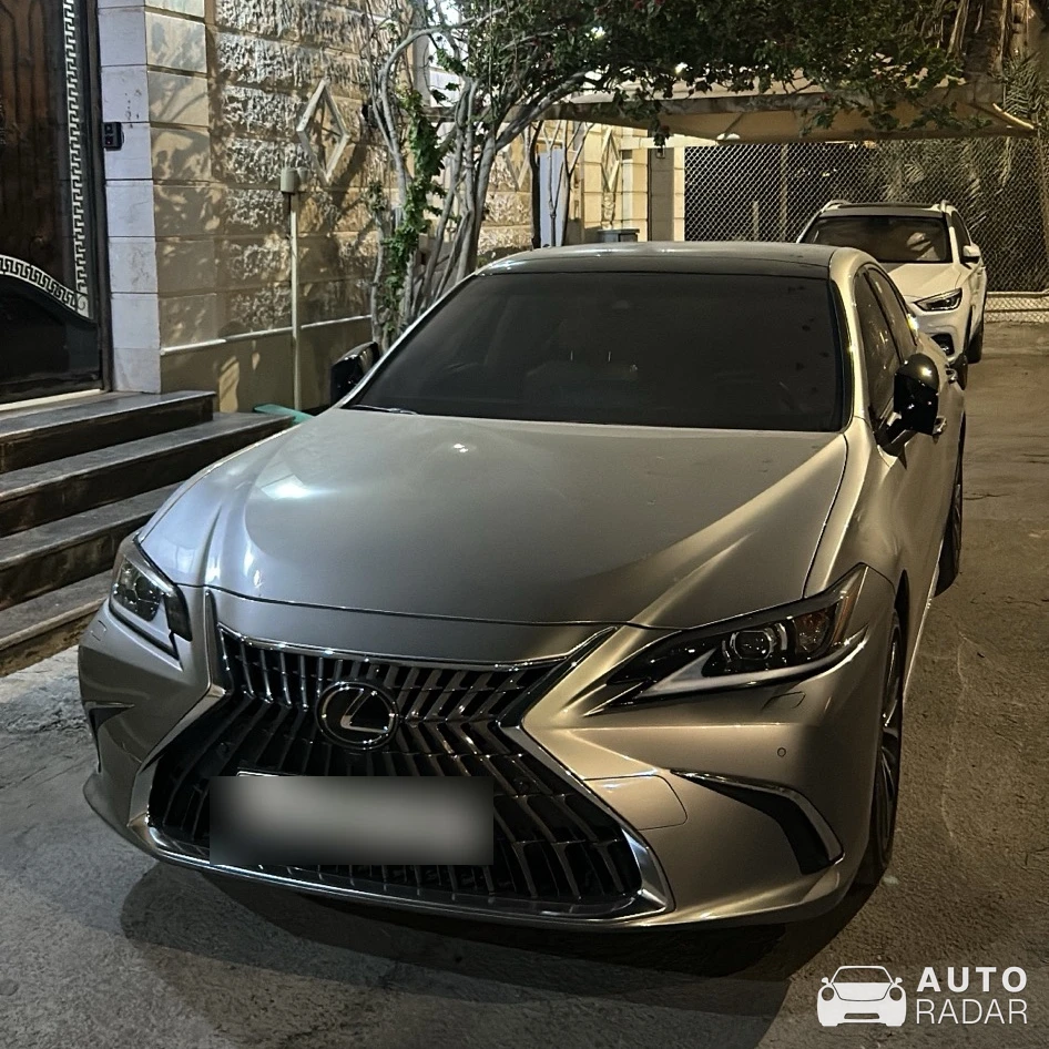 Lexus ES 300h spotted in القطيف