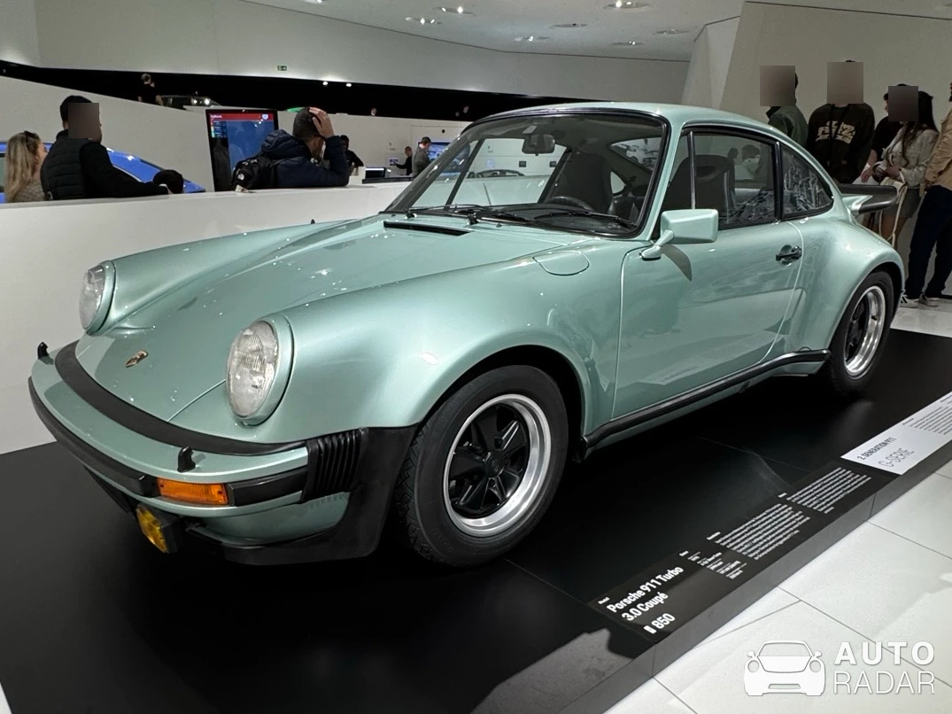 Porsche 930 Turbo 3.0 spotted in Stuttgart