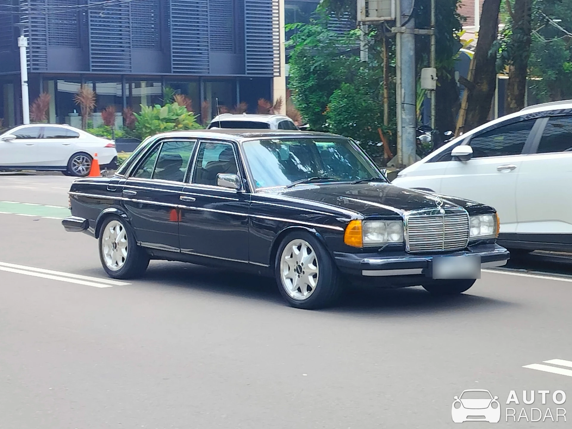 Mercedes-Benz 230E W123 spotted in South Jakarta City, Indonesia