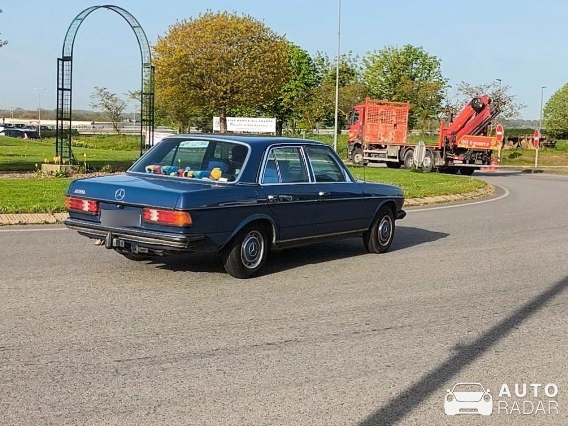 Mercedes-Benz 200D W123 spotted in Saint-Martin-des-Champs