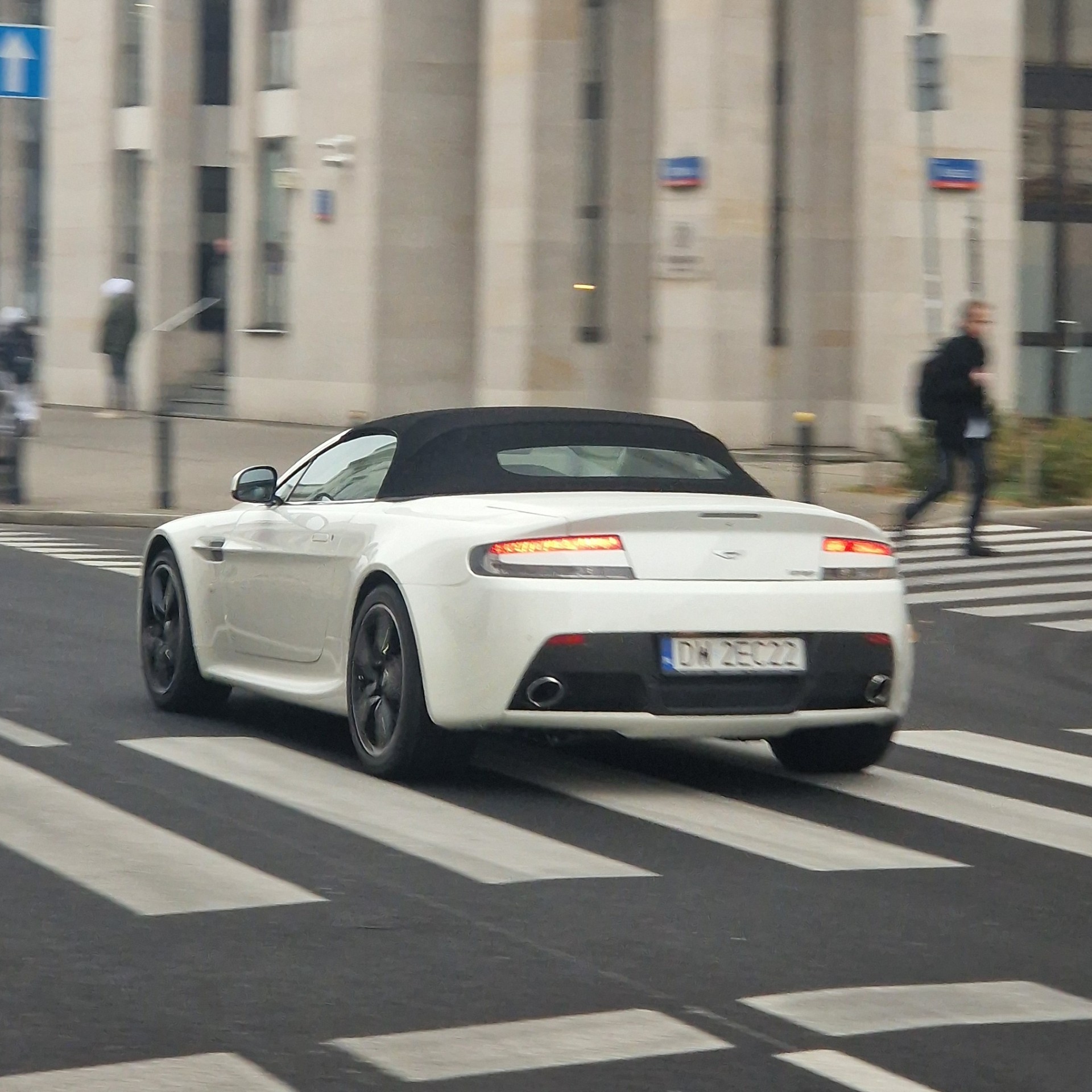 Aston Martin V8 Vantage Roadster 2012
